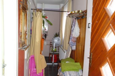 Eladó Szokolya központjában egy telken, 2 külön helyrajzi számon lévő házrész.

Börzsöny aljában, Szokolya békés szívében, a keresztyén lelkületű, református, katolikus, baptista közösség által formált faluban kínálok eladásra, közös udvaros telken, egymással szemben, 2 külön helyrajzi számon lévő házrészt, ahol a régi idők nyugalma és a mai kor lehetőségei találkoznak.

1 számú házrész: 64 m2-es.
2 számú házrész. 59 m2-es.

Az 1. számú lakóingatlan az 1940-es években épült vegyes falazattal, fafödémmel és cserépborítással.
Az elmúlt években folyamatos felújításon ment keresztül, felújítva a tetőzet, a cserép alá vízzáró fólia lett felrakva. A fafödémre 25 cm-es kőzetgyapot tettek, mely biztosítja az ingatlan egyenletes hőérzetét.
Közművei: víz, villany, gáz, csatorna.
Az épület külső falazata 5 cm-es dryvit szigetelést kapott, nyílászárói is kicserélve műanyag hőszigetelt ablakokra.
A családi házrészbe üvegezett folyosón keresztül jutunk, ahol felújítás alatt lévő 17 m2-es szoba cserépkályhával, előtér, kádas fürdőszoba WC-el valamint 13 m2-es szoba található.
Fűtése gázcirkó radiátoros hő leadással és alternatív megoldásként épített cserépkályha biztosítja a kellemes hőérzetet.

A 2. számú lakóingatlanba étkezős konyha, kamra és 16 m2-es szoba található. Közvetlen mellette egy tároló helyiség lett kialakítva, mely fürdőszoba kialakítására alkalmas lehet.
Fűtése gázcirkó radiátoros hő leadással, a konyha valamint a szoba között alternatív megoldásként cserépkályha is biztosítja az ingatlan melegét.

A két házrészhez 56 m2-es kertrész, 38 m2-es gazdasági épület valamint fatároló található.

Az ingatlanok per és tehermentesek.

Kiváló választás lehet egyedülállóknak, pároknak, befektetőknek!

A két ingatlan együttes ára: 59. 990. 000.-Ft

A jelenlegi ingatlan piacon ez egy nagyon jó ár-érték arányú ingatlan. Korszerűsítést még igényel, de így is tökéletesen lakható.

Szokolya dinamikusan fejlődik, jó a közigazgatása, nő a lélekszám, vonzza a nagy városok lakóit gyönyörű földrajzi adottságai, természeti szépsége, és kiváló közlekedése miatt.
Az ingatlan árak elérhetők, ezért hamar gazdára talál szinte, minden eladó ház.
Nincs átmenő forgalom, csak a Királyrétre tartó turisták, kirándulók személyében. Nagy-Hideghegy- Magas-Tax turista és sí központ a 3 km hosszú sípályával és 5 felvonóval csábítja a tél szerelmeseit, nem kevésbé a Duna közelsége, és a börzsönyi túra útvonalak, a lovas tanyák, vendégházak, és a páratlan hegyi levegő.
Budapest 50 km, 40perc a Szob-Bp. Nyugati Pályaudvar vonalon zónázóval, Váctól autópálya, Iskola, óvoda, egészségház, üzletek, éttermek a közelben minden, amire szükség lehet!

További információért és a meg tekintéssel kapcsolatban, várom megtisztelő hívását!

Tel: +36705581160