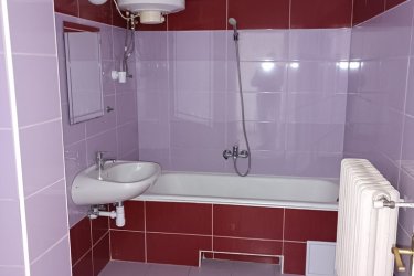 Vác–Deákváron kiadó kétszintes családi ház, kiváló helyen!

Kiadó Vác - Deákvár egyik legkeresettebb részén, a Spar közelében egy 200 m²- s, kétszintes, bútorozatlan 4 és fél szobás családi ház, 360 m²- s telken — üzleti vagy lakhatási célra is kiváló választás!

Miért különleges?
✔ Frekventált, jól megközelíthető elhelyezkedés.
✔ Tágas, világos terek, jól alakítható elrendezés.
✔ Nagy emeleti terasz – ideális pihenésre vagy akár ügyfélfogadásra.
✔ Gondozott elő- és hátsó kert.
✔ Saját parkolási lehetőség az udvarban.

Műszaki előnyök:
•	Teljes közműellátottság, 
•	Ipari áram – vállalkozások számára nagy előny, 
•	Gázkazános fűtés, radiátoros hő leadás, 
•	Modern zuhanykabinos fürdőszoba,
•	Műanyag nyílászárók.

A családi ház kétszintes, két bejárattal rendelkezik (földszint és külső lépcsőn) megközelíthető emelet és 20 m2-es fedett terasz.

Földszinten: előszoba, tároló helyiség, pincelejáró, emeleti lépcső, külön WC, két bejáratú másfél szoba, nagy konyha, kamra, kádas és zuhanykabinos fürdőszoba és külön nyíló hálószoba található. A konyhából és a hálószobából kimehetünk a hátsó kertbe.

Emeletre: külső lépcsőn keresztül megközelíthető, ahol 20 m2-es fedett teraszról jutunk be az ingatlanba, ahol előszoba, padlásfeljáró, kádas fürdőszoba WC-el, két külön nyíló szoba, nagy konyha valamint kamra lett kialakítva. 

Az ingatlan világos, jól kihasználható terekkel rendelkezik, Gondozott elő- és hátsó kert, autóbeállási lehetőség, valamint egy tágas emeleti terasz teszi még vonzóbbá.

Az ingatlan ideális választás lehet, irodának, vállalkozásnak, óvodának vagy egyéb vállalkozási célra, akik a tágas, napfényes tereket, a kert és a terasz nyújtotta kényelmet, valamint a kényelmes, külön nyíló emeleti szobákat és a kiváló elhelyezkedést keresik.

Bérlet feltételei:

Bérleti díj: 400. 000.- Ft/hó + ÁFA + rezsi

Biztosíték: 2 havi bérleti díj

Érdeklődni:  +36705581160,      +36304800339