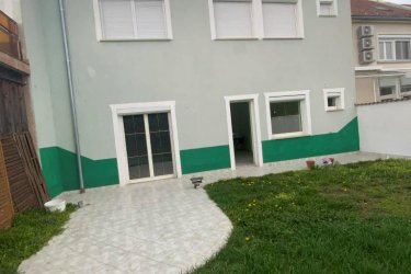 Vác–Deákváron kiadó kétszintes családi ház, kiváló helyen!

Kiadó Vác - Deákvár egyik legkeresettebb részén, a Spar közelében egy 200 m²- s, kétszintes, bútorozatlan 4 és fél szobás családi ház, 360 m²- s telken — üzleti vagy lakhatási célra is kiváló választás!

Miért különleges?
✔ Frekventált, jól megközelíthető elhelyezkedés.
✔ Tágas, világos terek, jól alakítható elrendezés.
✔ Nagy emeleti terasz – ideális pihenésre vagy akár ügyfélfogadásra.
✔ Gondozott elő- és hátsó kert.
✔ Saját parkolási lehetőség az udvarban.

Műszaki előnyök:
•	Teljes közműellátottság, 
•	Ipari áram – vállalkozások számára nagy előny, 
•	Gázkazános fűtés, radiátoros hő leadás, 
•	Modern zuhanykabinos fürdőszoba,
•	Műanyag nyílászárók.

A családi ház kétszintes, két bejárattal rendelkezik (földszint és külső lépcsőn) megközelíthető emelet és 20 m2-es fedett terasz.

Földszinten: előszoba, tároló helyiség, pincelejáró, emeleti lépcső, külön WC, két bejáratú másfél szoba, nagy konyha, kamra, kádas és zuhanykabinos fürdőszoba és külön nyíló hálószoba található. A konyhából és a hálószobából kimehetünk a hátsó kertbe.

Emeletre: külső lépcsőn keresztül megközelíthető, ahol 20 m2-es fedett teraszról jutunk be az ingatlanba, ahol előszoba, padlásfeljáró, kádas fürdőszoba WC-el, két külön nyíló szoba, nagy konyha valamint kamra lett kialakítva. 

Az ingatlan világos, jól kihasználható terekkel rendelkezik, Gondozott elő- és hátsó kert, autóbeállási lehetőség, valamint egy tágas emeleti terasz teszi még vonzóbbá.

Az ingatlan ideális választás lehet, irodának, vállalkozásnak, óvodának vagy egyéb vállalkozási célra, akik a tágas, napfényes tereket, a kert és a terasz nyújtotta kényelmet, valamint a kényelmes, külön nyíló emeleti szobákat és a kiváló elhelyezkedést keresik.

Bérlet feltételei:

Bérleti díj: 400. 000.- Ft/hó + ÁFA + rezsi

Biztosíték: 2 havi bérleti díj

Érdeklődni:  +36705581160,      +36304800339