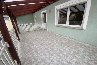 Vác–Deákváron kiadó kétszintes családi ház, kiváló helyen!

Kiadó Vác - Deákvár egyik legkeresettebb részén, a Spar közelében egy 200 m²- s, kétszintes, bútorozatlan 4 és fél szobás családi ház, 360 m²- s telken — üzleti vagy lakhatási célra is kiváló választás!

Miért különleges?
✔ Frekventált, jól megközelíthető elhelyezkedés.
✔ Tágas, világos terek, jól alakítható elrendezés.
✔ Nagy emeleti terasz – ideális pihenésre vagy akár ügyfélfogadásra.
✔ Gondozott elő- és hátsó kert.
✔ Saját parkolási lehetőség az udvarban.

Műszaki előnyök:
•	Teljes közműellátottság, 
•	Ipari áram – vállalkozások számára nagy előny, 
•	Gázkazános fűtés, radiátoros hő leadás, 
•	Modern zuhanykabinos fürdőszoba,
•	Műanyag nyílászárók.

A családi ház kétszintes, két bejárattal rendelkezik (földszint és külső lépcsőn) megközelíthető emelet és 20 m2-es fedett terasz.

Földszinten: előszoba, tároló helyiség, pincelejáró, emeleti lépcső, külön WC, két bejáratú másfél szoba, nagy konyha, kamra, kádas és zuhanykabinos fürdőszoba és külön nyíló hálószoba található. A konyhából és a hálószobából kimehetünk a hátsó kertbe.

Emeletre: külső lépcsőn keresztül megközelíthető, ahol 20 m2-es fedett teraszról jutunk be az ingatlanba, ahol előszoba, padlásfeljáró, kádas fürdőszoba WC-el, két külön nyíló szoba, nagy konyha valamint kamra lett kialakítva. 

Az ingatlan világos, jól kihasználható terekkel rendelkezik, Gondozott elő- és hátsó kert, autóbeállási lehetőség, valamint egy tágas emeleti terasz teszi még vonzóbbá.

Az ingatlan ideális választás lehet, irodának, vállalkozásnak, óvodának vagy egyéb vállalkozási célra, akik a tágas, napfényes tereket, a kert és a terasz nyújtotta kényelmet, valamint a kényelmes, külön nyíló emeleti szobákat és a kiváló elhelyezkedést keresik.

Bérlet feltételei:

Bérleti díj: 400. 000.- Ft/hó + ÁFA + rezsi

Biztosíték: 2 havi bérleti díj

Érdeklődni:  +36705581160,      +36304800339