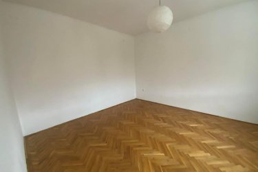 Vác–Deákváron kiadó kétszintes családi ház, kiváló helyen!

Kiadó Vác - Deákvár egyik legkeresettebb részén, a Spar közelében egy 200 m²- s, kétszintes, bútorozatlan 4 és fél szobás családi ház, 360 m²- s telken — üzleti vagy lakhatási célra is kiváló választás!

Miért különleges?
✔ Frekventált, jól megközelíthető elhelyezkedés.
✔ Tágas, világos terek, jól alakítható elrendezés.
✔ Nagy emeleti terasz – ideális pihenésre vagy akár ügyfélfogadásra.
✔ Gondozott elő- és hátsó kert.
✔ Saját parkolási lehetőség az udvarban.

Műszaki előnyök:
•	Teljes közműellátottság, 
•	Ipari áram – vállalkozások számára nagy előny, 
•	Gázkazános fűtés, radiátoros hő leadás, 
•	Modern zuhanykabinos fürdőszoba,
•	Műanyag nyílászárók.

A családi ház kétszintes, két bejárattal rendelkezik (földszint és külső lépcsőn) megközelíthető emelet és 20 m2-es fedett terasz.

Földszinten: előszoba, tároló helyiség, pincelejáró, emeleti lépcső, külön WC, két bejáratú másfél szoba, nagy konyha, kamra, kádas és zuhanykabinos fürdőszoba és külön nyíló hálószoba található. A konyhából és a hálószobából kimehetünk a hátsó kertbe.

Emeletre: külső lépcsőn keresztül megközelíthető, ahol 20 m2-es fedett teraszról jutunk be az ingatlanba, ahol előszoba, padlásfeljáró, kádas fürdőszoba WC-el, két külön nyíló szoba, nagy konyha valamint kamra lett kialakítva. 

Az ingatlan világos, jól kihasználható terekkel rendelkezik, Gondozott elő- és hátsó kert, autóbeállási lehetőség, valamint egy tágas emeleti terasz teszi még vonzóbbá.

Az ingatlan ideális választás lehet, irodának, vállalkozásnak, óvodának vagy egyéb vállalkozási célra, akik a tágas, napfényes tereket, a kert és a terasz nyújtotta kényelmet, valamint a kényelmes, külön nyíló emeleti szobákat és a kiváló elhelyezkedést keresik.

Bérlet feltételei:

Bérleti díj: 400. 000.- Ft/hó + ÁFA + rezsi

Biztosíték: 2 havi bérleti díj

Érdeklődni:  +36705581160,      +36304800339