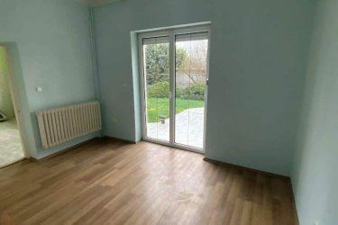 Vác–Deákváron kiadó kétszintes családi ház, kiváló helyen!

Kiadó Vác - Deákvár egyik legkeresettebb részén, a Spar közelében egy 200 m²- s, kétszintes, bútorozatlan 4 és fél szobás családi ház, 360 m²- s telken — üzleti vagy lakhatási célra is kiváló választás!

Miért különleges?
✔ Frekventált, jól megközelíthető elhelyezkedés.
✔ Tágas, világos terek, jól alakítható elrendezés.
✔ Nagy emeleti terasz – ideális pihenésre vagy akár ügyfélfogadásra.
✔ Gondozott elő- és hátsó kert.
✔ Saját parkolási lehetőség az udvarban.

Műszaki előnyök:
•	Teljes közműellátottság, 
•	Ipari áram – vállalkozások számára nagy előny, 
•	Gázkazános fűtés, radiátoros hő leadás, 
•	Modern zuhanykabinos fürdőszoba,
•	Műanyag nyílászárók.

A családi ház kétszintes, két bejárattal rendelkezik (földszint és külső lépcsőn) megközelíthető emelet és 20 m2-es fedett terasz.

Földszinten: előszoba, tároló helyiség, pincelejáró, emeleti lépcső, külön WC, két bejáratú másfél szoba, nagy konyha, kamra, kádas és zuhanykabinos fürdőszoba és külön nyíló hálószoba található. A konyhából és a hálószobából kimehetünk a hátsó kertbe.

Emeletre: külső lépcsőn keresztül megközelíthető, ahol 20 m2-es fedett teraszról jutunk be az ingatlanba, ahol előszoba, padlásfeljáró, kádas fürdőszoba WC-el, két külön nyíló szoba, nagy konyha valamint kamra lett kialakítva. 

Az ingatlan világos, jól kihasználható terekkel rendelkezik, Gondozott elő- és hátsó kert, autóbeállási lehetőség, valamint egy tágas emeleti terasz teszi még vonzóbbá.

Az ingatlan ideális választás lehet, irodának, vállalkozásnak, óvodának vagy egyéb vállalkozási célra, akik a tágas, napfényes tereket, a kert és a terasz nyújtotta kényelmet, valamint a kényelmes, külön nyíló emeleti szobákat és a kiváló elhelyezkedést keresik.

Bérlet feltételei:

Bérleti díj: 400. 000.- Ft/hó + ÁFA + rezsi

Biztosíték: 2 havi bérleti díj

Érdeklődni:  +36705581160,      +36304800339