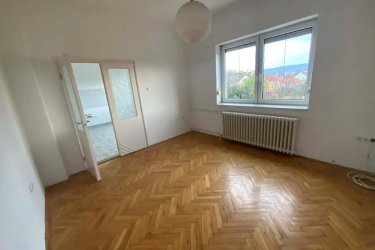 Vác–Deákváron kiadó kétszintes családi ház, kiváló helyen!

Kiadó Vác - Deákvár egyik legkeresettebb részén, a Spar közelében egy 200 m²- s, kétszintes, bútorozatlan 4 és fél szobás családi ház, 360 m²- s telken — üzleti vagy lakhatási célra is kiváló választás!

Miért különleges?
✔ Frekventált, jól megközelíthető elhelyezkedés.
✔ Tágas, világos terek, jól alakítható elrendezés.
✔ Nagy emeleti terasz – ideális pihenésre vagy akár ügyfélfogadásra.
✔ Gondozott elő- és hátsó kert.
✔ Saját parkolási lehetőség az udvarban.

Műszaki előnyök:
•	Teljes közműellátottság, 
•	Ipari áram – vállalkozások számára nagy előny, 
•	Gázkazános fűtés, radiátoros hő leadás, 
•	Modern zuhanykabinos fürdőszoba,
•	Műanyag nyílászárók.

A családi ház kétszintes, két bejárattal rendelkezik (földszint és külső lépcsőn) megközelíthető emelet és 20 m2-es fedett terasz.

Földszinten: előszoba, tároló helyiség, pincelejáró, emeleti lépcső, külön WC, két bejáratú másfél szoba, nagy konyha, kamra, kádas és zuhanykabinos fürdőszoba és külön nyíló hálószoba található. A konyhából és a hálószobából kimehetünk a hátsó kertbe.

Emeletre: külső lépcsőn keresztül megközelíthető, ahol 20 m2-es fedett teraszról jutunk be az ingatlanba, ahol előszoba, padlásfeljáró, kádas fürdőszoba WC-el, két külön nyíló szoba, nagy konyha valamint kamra lett kialakítva. 

Az ingatlan világos, jól kihasználható terekkel rendelkezik, Gondozott elő- és hátsó kert, autóbeállási lehetőség, valamint egy tágas emeleti terasz teszi még vonzóbbá.

Az ingatlan ideális választás lehet, irodának, vállalkozásnak, óvodának vagy egyéb vállalkozási célra, akik a tágas, napfényes tereket, a kert és a terasz nyújtotta kényelmet, valamint a kényelmes, külön nyíló emeleti szobákat és a kiváló elhelyezkedést keresik.

Bérlet feltételei:

Bérleti díj: 400. 000.- Ft/hó + ÁFA + rezsi

Biztosíték: 2 havi bérleti díj

Érdeklődni:  +36705581160,      +36304800339