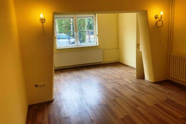 Vác–Deákváron kiadó kétszintes családi ház, kiváló helyen!

Kiadó Vác - Deákvár egyik legkeresettebb részén, a Spar közelében egy 200 m²- s, kétszintes, bútorozatlan 4 és fél szobás családi ház, 360 m²- s telken — üzleti vagy lakhatási célra is kiváló választás!

Miért különleges?
✔ Frekventált, jól megközelíthető elhelyezkedés.
✔ Tágas, világos terek, jól alakítható elrendezés.
✔ Nagy emeleti terasz – ideális pihenésre vagy akár ügyfélfogadásra.
✔ Gondozott elő- és hátsó kert.
✔ Saját parkolási lehetőség az udvarban.

Műszaki előnyök:
•	Teljes közműellátottság, 
•	Ipari áram – vállalkozások számára nagy előny, 
•	Gázkazános fűtés, radiátoros hő leadás, 
•	Modern zuhanykabinos fürdőszoba,
•	Műanyag nyílászárók.

A családi ház kétszintes, két bejárattal rendelkezik (földszint és külső lépcsőn) megközelíthető emelet és 20 m2-es fedett terasz.

Földszinten: előszoba, tároló helyiség, pincelejáró, emeleti lépcső, külön WC, két bejáratú másfél szoba, nagy konyha, kamra, kádas és zuhanykabinos fürdőszoba és külön nyíló hálószoba található. A konyhából és a hálószobából kimehetünk a hátsó kertbe.

Emeletre: külső lépcsőn keresztül megközelíthető, ahol 20 m2-es fedett teraszról jutunk be az ingatlanba, ahol előszoba, padlásfeljáró, kádas fürdőszoba WC-el, két külön nyíló szoba, nagy konyha valamint kamra lett kialakítva. 

Az ingatlan világos, jól kihasználható terekkel rendelkezik, Gondozott elő- és hátsó kert, autóbeállási lehetőség, valamint egy tágas emeleti terasz teszi még vonzóbbá.

Az ingatlan ideális választás lehet, irodának, vállalkozásnak, óvodának vagy egyéb vállalkozási célra, akik a tágas, napfényes tereket, a kert és a terasz nyújtotta kényelmet, valamint a kényelmes, külön nyíló emeleti szobákat és a kiváló elhelyezkedést keresik.

Bérlet feltételei:

Bérleti díj: 400. 000.- Ft/hó + ÁFA + rezsi

Biztosíték: 2 havi bérleti díj

Érdeklődni:  +36705581160,      +36304800339
