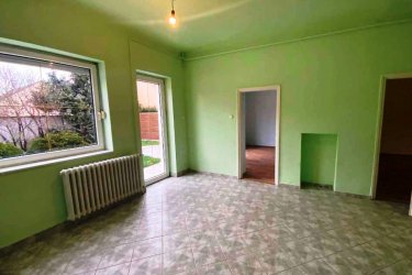 Vác–Deákváron kiadó kétszintes családi ház, kiváló helyen!

Kiadó Vác - Deákvár egyik legkeresettebb részén, a Spar közelében egy 200 m²- s, kétszintes, bútorozatlan 4 és fél szobás családi ház, 360 m²- s telken — üzleti vagy lakhatási célra is kiváló választás!

Miért különleges?
✔ Frekventált, jól megközelíthető elhelyezkedés.
✔ Tágas, világos terek, jól alakítható elrendezés.
✔ Nagy emeleti terasz – ideális pihenésre vagy akár ügyfélfogadásra.
✔ Gondozott elő- és hátsó kert.
✔ Saját parkolási lehetőség az udvarban.

Műszaki előnyök:
•	Teljes közműellátottság, 
•	Ipari áram – vállalkozások számára nagy előny, 
•	Gázkazános fűtés, radiátoros hő leadás, 
•	Modern zuhanykabinos fürdőszoba,
•	Műanyag nyílászárók.

A családi ház kétszintes, két bejárattal rendelkezik (földszint és külső lépcsőn) megközelíthető emelet és 20 m2-es fedett terasz.

Földszinten: előszoba, tároló helyiség, pincelejáró, emeleti lépcső, külön WC, két bejáratú másfél szoba, nagy konyha, kamra, kádas és zuhanykabinos fürdőszoba és külön nyíló hálószoba található. A konyhából és a hálószobából kimehetünk a hátsó kertbe.

Emeletre: külső lépcsőn keresztül megközelíthető, ahol 20 m2-es fedett teraszról jutunk be az ingatlanba, ahol előszoba, padlásfeljáró, kádas fürdőszoba WC-el, két külön nyíló szoba, nagy konyha valamint kamra lett kialakítva. 

Az ingatlan világos, jól kihasználható terekkel rendelkezik, Gondozott elő- és hátsó kert, autóbeállási lehetőség, valamint egy tágas emeleti terasz teszi még vonzóbbá.

Az ingatlan ideális választás lehet, irodának, vállalkozásnak, óvodának vagy egyéb vállalkozási célra, akik a tágas, napfényes tereket, a kert és a terasz nyújtotta kényelmet, valamint a kényelmes, külön nyíló emeleti szobákat és a kiváló elhelyezkedést keresik.

Bérlet feltételei:

Bérleti díj: 400. 000.- Ft/hó + ÁFA + rezsi

Biztosíték: 2 havi bérleti díj

Érdeklődni:  +36705581160,      +36304800339