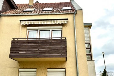 Vácon hosszú távra kiadó, 47 m² + erkélyes, téglaépítésű társasházi lakás. 