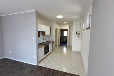 Vácon hosszú távra kiadó, 47 m² + erkélyes, téglaépítésű társasházi lakás.

Vác (Kisvác) közkedvelt részén 2026. június 10.- el, I. emeleti 47 m2-es téglaépítésű, szigetelt társasházi téglalakás, hosszútávra kiadó.

A társasház lépcsőháza, mindössze 5 lakásos, csendes lakóközösséggel.

A lakóingatlan az első emeleten található és ezen a szinten egyedül ez a lakás van.

Az ingatlan elosztása:

Előtér, konyha + nappali, külön hálószoba, fürdőszoba, valamint egy + előtér a fürdő résznél, amely pakolásra vagy szekrények elhelyezésére is alkalmas.

A lakás bútorozatlan, a konyhában beépített konyhabútor, főzőlap és sütő található és a mosogatógépnek az előkészítés adott.

A lakás világos, tágas, jó elrendezésű, kellemes hangulatú.

Az ingatlan fűtése és a meleg víz ellátása egyedi gázcirkóval történik, új radiátorokkal, jól szabályozhatóan, akár külön is vagy termosztáttal.

Villanyvezetékek kicserélve és 3x 16 Amper villanyóra lett felszerelve, + új padlóburkolat.

A lakóingatlant maximum két személy bérelheti.

Kistestű kutyus vagy cica megengedett, amennyiben szobatiszta.
Dohányzás az erkélyen lehetséges.

A Duna-part és a bicikliút kb. 400 méterre, Lidl, MOL kút, gyógyszertár és egyéb üzletek kb. 300 méteren belül elérhetők.
Parkolás ingyenesen a ház előtt megoldott.

A lakás minimum 1 évre, határozott idejű szerződéssel kiadó (évente hosszabbítható), 2 havi kaucióval és az első havi bérleti díj megfizetésével költözhető.

Közjegyző által hitelesített bérleti szerződés szükséges, melynek díja a felek között megosztva fizetendő.

A bérleti díj és a rezsi kizárólag utalással fizethető!

A lakás ideális választás lehet, fiatal házaspárnak, idősebb korosztálynak, akik a tágas, napfényes tereket, az erkély nyújtotta kényelmet keresik.

Bérleti díj: 200. 000 Ft / hó + rezsi + 2 havi kaució.

Közös költség: 8. 500 Ft / hó,

Telekom TV: 4. 200 Ft / hó,

Telekom internet: 6. 314 Ft / hó,

Víz, villany, gáz havi elszámolásban óra leolvasással (nem átalányban) fogyasztás alapján fizetendő.

Költözés: 2026. június 10-től!

Érdeklődni: +36705581160, +36304800339 számon lehetséges