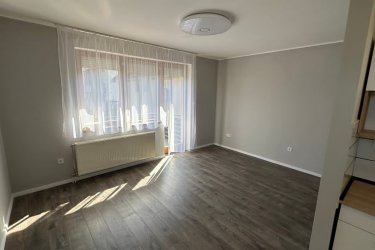 Vácon hosszú távra kiadó, 47 m² + erkélyes, téglaépítésű társasházi lakás.

Vác (Kisvác) közkedvelt részén 2026. június 10.- el, I. emeleti 47 m2-es téglaépítésű, szigetelt társasházi téglalakás, hosszútávra kiadó.

A társasház lépcsőháza, mindössze 5 lakásos, csendes lakóközösséggel.

A lakóingatlan az első emeleten található és ezen a szinten egyedül ez a lakás van.

Az ingatlan elosztása:

Előtér, konyha + nappali, külön hálószoba, fürdőszoba, valamint egy + előtér a fürdő résznél, amely pakolásra vagy szekrények elhelyezésére is alkalmas.

A lakás bútorozatlan, a konyhában beépített konyhabútor, főzőlap és sütő található és a mosogatógépnek az előkészítés adott.

A lakás világos, tágas, jó elrendezésű, kellemes hangulatú.

Az ingatlan fűtése és a meleg víz ellátása egyedi gázcirkóval történik, új radiátorokkal, jól szabályozhatóan, akár külön is vagy termosztáttal.

Villanyvezetékek kicserélve és 3x 16 Amper villanyóra lett felszerelve, + új padlóburkolat.

A lakóingatlant maximum két személy bérelheti.

Kistestű kutyus vagy cica megengedett, amennyiben szobatiszta.
Dohányzás az erkélyen lehetséges.

A Duna-part és a bicikliút kb. 400 méterre, Lidl, MOL kút, gyógyszertár és egyéb üzletek kb. 300 méteren belül elérhetők.
Parkolás ingyenesen a ház előtt megoldott.

A lakás minimum 1 évre, határozott idejű szerződéssel kiadó (évente hosszabbítható), 2 havi kaucióval és az első havi bérleti díj megfizetésével költözhető.

Közjegyző által hitelesített bérleti szerződés szükséges, melynek díja a felek között megosztva fizetendő.

A bérleti díj és a rezsi kizárólag utalással fizethető!

A lakás ideális választás lehet, fiatal házaspárnak, idősebb korosztálynak, akik a tágas, napfényes tereket, az erkély nyújtotta kényelmet keresik.

Bérleti díj: 200. 000 Ft / hó + rezsi + 2 havi kaució.

Közös költség: 8. 500 Ft / hó,

Telekom TV: 4. 200 Ft / hó,

Telekom internet: 6. 314 Ft / hó,

Víz, villany, gáz havi elszámolásban óra leolvasással (nem átalányban) fogyasztás alapján fizetendő.

Költözés: 2026. június 10-től!

Érdeklődni: +36705581160, +36304800339 számon lehetséges