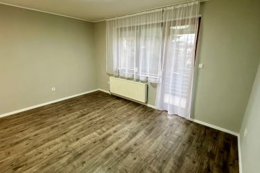 Vácon hosszú távra kiadó, 47 m² + erkélyes, téglaépítésű társasházi lakás.

Vác (Kisvác) közkedvelt részén 2026. június 10.- el, I. emeleti 47 m2-es téglaépítésű, szigetelt társasházi téglalakás, hosszútávra kiadó.

A társasház lépcsőháza, mindössze 5 lakásos, csendes lakóközösséggel.

A lakóingatlan az első emeleten található és ezen a szinten egyedül ez a lakás van.

Az ingatlan elosztása:

Előtér, konyha + nappali, külön hálószoba, fürdőszoba, valamint egy + előtér a fürdő résznél, amely pakolásra vagy szekrények elhelyezésére is alkalmas.

A lakás bútorozatlan, a konyhában beépített konyhabútor, főzőlap és sütő található és a mosogatógépnek az előkészítés adott.

A lakás világos, tágas, jó elrendezésű, kellemes hangulatú.

Az ingatlan fűtése és a meleg víz ellátása egyedi gázcirkóval történik, új radiátorokkal, jól szabályozhatóan, akár külön is vagy termosztáttal.

Villanyvezetékek kicserélve és 3x 16 Amper villanyóra lett felszerelve, + új padlóburkolat.

A lakóingatlant maximum két személy bérelheti.

Kistestű kutyus vagy cica megengedett, amennyiben szobatiszta.
Dohányzás az erkélyen lehetséges.

A Duna-part és a bicikliút kb. 400 méterre, Lidl, MOL kút, gyógyszertár és egyéb üzletek kb. 300 méteren belül elérhetők.
Parkolás ingyenesen a ház előtt megoldott.

A lakás minimum 1 évre, határozott idejű szerződéssel kiadó (évente hosszabbítható), 2 havi kaucióval és az első havi bérleti díj megfizetésével költözhető.

Közjegyző által hitelesített bérleti szerződés szükséges, melynek díja a felek között megosztva fizetendő.

A bérleti díj és a rezsi kizárólag utalással fizethető!

A lakás ideális választás lehet, fiatal házaspárnak, idősebb korosztálynak, akik a tágas, napfényes tereket, az erkély nyújtotta kényelmet keresik.

Bérleti díj: 200. 000 Ft / hó + rezsi + 2 havi kaució.

Közös költség: 8. 500 Ft / hó,

Telekom TV: 4. 200 Ft / hó,

Telekom internet: 6. 314 Ft / hó,

Víz, villany, gáz havi elszámolásban óra leolvasással (nem átalányban) fogyasztás alapján fizetendő.

Költözés: 2026. június 10-től!

Érdeklődni: +36705581160, +36304800339 számon lehetséges
