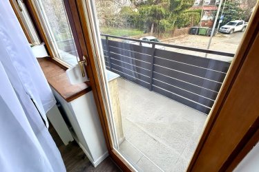Vácon hosszú távra kiadó, 47 m² + erkélyes, téglaépítésű társasházi lakás.

Vác (Kisvác) közkedvelt részén 2026. június 10.- el, I. emeleti 47 m2-es téglaépítésű, szigetelt társasházi téglalakás, hosszútávra kiadó.

A társasház lépcsőháza, mindössze 5 lakásos, csendes lakóközösséggel.

A lakóingatlan az első emeleten található és ezen a szinten egyedül ez a lakás van.

Az ingatlan elosztása:

Előtér, konyha + nappali, külön hálószoba, fürdőszoba, valamint egy + előtér a fürdő résznél, amely pakolásra vagy szekrények elhelyezésére is alkalmas.

A lakás bútorozatlan, a konyhában beépített konyhabútor, főzőlap és sütő található és a mosogatógépnek az előkészítés adott.

A lakás világos, tágas, jó elrendezésű, kellemes hangulatú.

Az ingatlan fűtése és a meleg víz ellátása egyedi gázcirkóval történik, új radiátorokkal, jól szabályozhatóan, akár külön is vagy termosztáttal.

Villanyvezetékek kicserélve és 3x 16 Amper villanyóra lett felszerelve, + új padlóburkolat.

A lakóingatlant maximum két személy bérelheti.

Kistestű kutyus vagy cica megengedett, amennyiben szobatiszta.
Dohányzás az erkélyen lehetséges.

A Duna-part és a bicikliút kb. 400 méterre, Lidl, MOL kút, gyógyszertár és egyéb üzletek kb. 300 méteren belül elérhetők.
Parkolás ingyenesen a ház előtt megoldott.

A lakás minimum 1 évre, határozott idejű szerződéssel kiadó (évente hosszabbítható), 2 havi kaucióval és az első havi bérleti díj megfizetésével költözhető.

Közjegyző által hitelesített bérleti szerződés szükséges, melynek díja a felek között megosztva fizetendő.

A bérleti díj és a rezsi kizárólag utalással fizethető!

A lakás ideális választás lehet, fiatal házaspárnak, idősebb korosztálynak, akik a tágas, napfényes tereket, az erkély nyújtotta kényelmet keresik.

Bérleti díj: 200. 000 Ft / hó + rezsi + 2 havi kaució.

Közös költség: 8. 500 Ft / hó,

Telekom TV: 4. 200 Ft / hó,

Telekom internet: 6. 314 Ft / hó,

Víz, villany, gáz havi elszámolásban óra leolvasással (nem átalányban) fogyasztás alapján fizetendő.

Költözés: 2026. június 10-től!

Érdeklődni: +36705581160, +36304800339 számon lehetséges