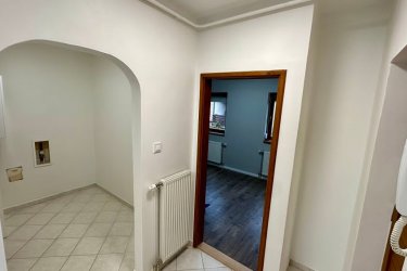 Eladó hangulatos, kompletten felújított erkélyes, társasházi tégla lakás Vácon.   