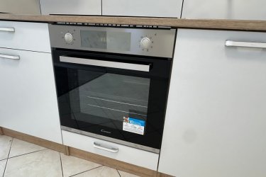 Eladó hangulatos, kompletten felújított erkélyes, társasházi tégla lakás Vácon. 

Vác (Kisvác) közkedvelt részén, eladásra kínálok I. emeleti 47 m2-es téglaépítésű, szigetelt társasházi lakást. 

A társasház mindössze 5 lakásos, csendes lakóközösséggel. A lakóingatlan az első emeleten található és ezen a szinten egyedül ez a lakás található. 

Társasház:

Klasszikus téglaépítésű, rendezett és karbantartott épület, tiszta közös terekkel és kulturált lakóközösséggel.

Az ingatlan elosztása: 

Előtér, konyha + nappali, külön hálószoba, fürdőszoba WC-el valamint egy + előtér a fürdő résznél, amely pakolásra vagy szekrények elhelyezésére is alkalmas. 

A lakás világos, tágas, jó elrendezésű, kellemes hangulatú. 

Az ingatlan fűtése és a meleg víz ellátása, egyedi gázcirkóval történik, új radiátorokkal, jól szabályozhatóan, akár külön is vagy termosztáttal. 

Villanyvezetékek kicserélve és 3x 16 Amper villanyóra lett felszerelve, + új padlóburkolat. 

A lakás bútorozatlan, a konyhában beépített konyhabútor, főzőlap és sütő található és a mosogatógépnek az előkészítés adott. 

A közös költség 8. 500.- Ft/hó

A környék infrastruktúrája kiváló:

A Duna-part és a bicikliút kb. 400 méterre, Lidl, MOL kút, gyógyszertár és egyéb üzletek kb. 300 méteren belül elérhetők. 

Parkolás ingyenesen a ház előtt megoldott. 

A kisebb lakásszámú társasház, a csendes környezet és a jó elrendezés miatt,  
ideális választás lehet első lakásnak, fiatal pároknak, idősebb korosztálynak, akik a tágas, napfényes tereket, az erkély nyújtotta kényelmet keresik és alacsony fenntartású saját otthont szeretnének vagy akár befektetésnek is. 

"Igényes, nyugodt otthon, remek helyen Vácon."

Az ingatlan 2026. 06. 10-vel költözhető vagy könnyen bérbe adható.

Eladási ár: 62. 990. 000.-Ft    ALKU NÉLKÜL!

E-mailre nem válaszolok.

Tel: +36705581160, +36304800339