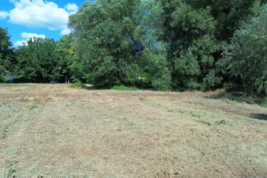 Eladó 1360 m2-es mezőgazdasági telek Göd-Nevelekben.

A Göd- Nevelek részén a Nádirigó utcában, 8000 m2-es MK-1-es besorolású mezőgazdasági telken, 5 darab 1360 m2-es telkek kerülnek eladásra a természeti értékek megtartása mellett.

A telek utcafronti része 22.6 méter, hossza 60 méter.
Az építtető az 1360 m2-es telekből, 1200 m2 zöldterületet hagyja meg és a telek végében 160 m2-en kis tavat épít.

Beépíthetősége 3 %.

A későbbiek során átminősíthető szabadidős tevékenységre, ahol a tulajdonos gyönyörködhet a természet közeli növények, madarak látványában és kikapcsolódhat a saját megtervezett telkén.

Ajánlom olyan vállalkozó szellemű embereknek, akik szeretik a csendet, a kikapcsolódást.

Akár befektetésnek.

Ár: 68.000.000.-Ft / telek

További információért és a megtekintéssel kapcsolatban, várom megtisztelő hívását!

Amiben még segíteni tudok:

- ha a vásárláshoz még el kell adnia ingatlanát
- energetikai tanúsítvány készítése 72 órán belül
- ingyenes hitelügyintézés
- jogi háttér
- földhivatali ügyintézés
- értékbecslés, piaci ármeghatározás
- költöztetés, lomtalanítás
- ajánlatok küldése e-mailben országos adatbázisból.

Tel: +36705581160, +36304800339