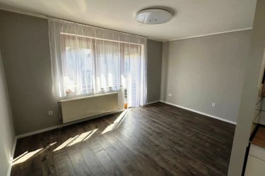 Vácon hosszú távra kiadó, egy 47 m² + erkélyes, téglaépítésű társasházi lakás. 