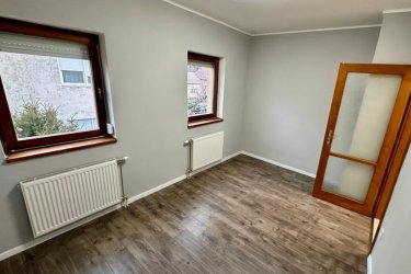 Vácon hosszú távra kiadó, egy 47 m² + erkélyes, téglaépítésű társasházi lakás.

Vác (Kisvác) közkedvelt részén 2026. június 10.- el, I. emeleti 47 m2-es téglaépítésű, szigetelt társasházi téglalakás, hosszútávra kiadó.

A társasház lépcsőháza, mindössze 5 lakásos, csendes lakóközösséggel.

A lakóingatlan az első emeleten található és ezen a szinten egyedül ez a lakás van.

Az ingatlan elosztása:

Előtér, konyha + nappali, külön hálószoba, fürdőszoba, valamint egy + előtér a fürdő résznél, amely pakolásra vagy szekrények elhelyezésére is alkalmas.

A lakás bútorozatlan, a konyhában beépített konyhabútor, főzőlap és sütő található és a mosogatógépnek az előkészítés adott.

A lakás világos, tágas, jó elrendezésű, kellemes hangulatú.

Az ingatlan fűtése és a meleg víz ellátása egyedi gázcirkóval történik, új radiátorokkal, jól szabályozhatóan, akár külön is vagy termosztáttal.

Villanyvezetékek kicserélve és 3x 16 Amper villanyóra lett felszerelve, + új padlóburkolat.

A lakóingatlant maximum két személy bérelheti.

Kistestű kutyus vagy cica megengedett, amennyiben szobatiszta.
Dohányzás az erkélyen lehetséges.

A Duna-part és a bicikliút kb. 400 méterre, Lidl, MOL kút, gyógyszertár és egyéb üzletek kb. 300 méteren belül elérhetők.
Parkolás ingyenesen a ház előtt megoldott.

A lakás minimum 1 évre, határozott idejű szerződéssel kiadó (évente hosszabbítható), 2 havi kaucióval és az első havi bérleti díj megfizetésével költözhető.

Közjegyző által hitelesített bérleti szerződés szükséges, melynek díja a felek között megosztva fizetendő.

A bérleti díj és a rezsi kizárólag utalással fizethető!

A lakás ideális választás lehet, fiatal házaspárnak, idősebb korosztálynak, akik a tágas, napfényes tereket, az erkély nyújtotta kényelmet keresik.

Bérleti díj: 200. 000 Ft / hó + rezsi + 2 havi kaució.
Közös költség: 8. 500 Ft / hó,
Telekom TV: 4. 200 Ft / hó, Telekom internet: 6. 314 Ft / hó,
Víz, villany, gáz havi elszámolásban óra leolvasással (nem átalányban) fogyasztás alapján fizetendő.
Költözés: 2026. június 10-től!

Kérem telefonon egyeztessünk, email-re nem válaszolok.

Tel: +36705581160