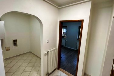 Vácon hosszú távra kiadó, egy 47 m² + erkélyes, téglaépítésű társasházi lakás.

Vác (Kisvác) közkedvelt részén 2026. június 10.- el, I. emeleti 47 m2-es téglaépítésű, szigetelt társasházi téglalakás, hosszútávra kiadó.

A társasház lépcsőháza, mindössze 5 lakásos, csendes lakóközösséggel.

A lakóingatlan az első emeleten található és ezen a szinten egyedül ez a lakás van.

Az ingatlan elosztása:

Előtér, konyha + nappali, külön hálószoba, fürdőszoba, valamint egy + előtér a fürdő résznél, amely pakolásra vagy szekrények elhelyezésére is alkalmas.

A lakás bútorozatlan, a konyhában beépített konyhabútor, főzőlap és sütő található és a mosogatógépnek az előkészítés adott.

A lakás világos, tágas, jó elrendezésű, kellemes hangulatú.

Az ingatlan fűtése és a meleg víz ellátása egyedi gázcirkóval történik, új radiátorokkal, jól szabályozhatóan, akár külön is vagy termosztáttal.

Villanyvezetékek kicserélve és 3x 16 Amper villanyóra lett felszerelve, + új padlóburkolat.

A lakóingatlant maximum két személy bérelheti.

Kistestű kutyus vagy cica megengedett, amennyiben szobatiszta.
Dohányzás az erkélyen lehetséges.

A Duna-part és a bicikliút kb. 400 méterre, Lidl, MOL kút, gyógyszertár és egyéb üzletek kb. 300 méteren belül elérhetők.
Parkolás ingyenesen a ház előtt megoldott.

A lakás minimum 1 évre, határozott idejű szerződéssel kiadó (évente hosszabbítható), 2 havi kaucióval és az első havi bérleti díj megfizetésével költözhető.

Közjegyző által hitelesített bérleti szerződés szükséges, melynek díja a felek között megosztva fizetendő.

A bérleti díj és a rezsi kizárólag utalással fizethető!

A lakás ideális választás lehet, fiatal házaspárnak, idősebb korosztálynak, akik a tágas, napfényes tereket, az erkély nyújtotta kényelmet keresik.

Bérleti díj: 200. 000 Ft / hó + rezsi + 2 havi kaució.
Közös költség: 8. 500 Ft / hó,
Telekom TV: 4. 200 Ft / hó, Telekom internet: 6. 314 Ft / hó,
Víz, villany, gáz havi elszámolásban óra leolvasással (nem átalányban) fogyasztás alapján fizetendő.
Költözés: 2026. június 10-től!

Kérem telefonon egyeztessünk, email-re nem válaszolok.

Tel: +36705581160