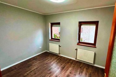 Vácon hosszú távra kiadó, egy 47 m² + erkélyes, téglaépítésű társasházi lakás.

Vác (Kisvác) közkedvelt részén 2026. június 10.- el, I. emeleti 47 m2-es téglaépítésű, szigetelt társasházi téglalakás, hosszútávra kiadó.

A társasház lépcsőháza, mindössze 5 lakásos, csendes lakóközösséggel.

A lakóingatlan az első emeleten található és ezen a szinten egyedül ez a lakás van.

Az ingatlan elosztása:

Előtér, konyha + nappali, külön hálószoba, fürdőszoba, valamint egy + előtér a fürdő résznél, amely pakolásra vagy szekrények elhelyezésére is alkalmas.

A lakás bútorozatlan, a konyhában beépített konyhabútor, főzőlap és sütő található és a mosogatógépnek az előkészítés adott.

A lakás világos, tágas, jó elrendezésű, kellemes hangulatú.

Az ingatlan fűtése és a meleg víz ellátása egyedi gázcirkóval történik, új radiátorokkal, jól szabályozhatóan, akár külön is vagy termosztáttal.

Villanyvezetékek kicserélve és 3x 16 Amper villanyóra lett felszerelve, + új padlóburkolat.

A lakóingatlant maximum két személy bérelheti.

Kistestű kutyus vagy cica megengedett, amennyiben szobatiszta.
Dohányzás az erkélyen lehetséges.

A Duna-part és a bicikliút kb. 400 méterre, Lidl, MOL kút, gyógyszertár és egyéb üzletek kb. 300 méteren belül elérhetők.
Parkolás ingyenesen a ház előtt megoldott.

A lakás minimum 1 évre, határozott idejű szerződéssel kiadó (évente hosszabbítható), 2 havi kaucióval és az első havi bérleti díj megfizetésével költözhető.

Közjegyző által hitelesített bérleti szerződés szükséges, melynek díja a felek között megosztva fizetendő.

A bérleti díj és a rezsi kizárólag utalással fizethető!

A lakás ideális választás lehet, fiatal házaspárnak, idősebb korosztálynak, akik a tágas, napfényes tereket, az erkély nyújtotta kényelmet keresik.

Bérleti díj: 200. 000 Ft / hó + rezsi + 2 havi kaució.
Közös költség: 8. 500 Ft / hó,
Telekom TV: 4. 200 Ft / hó, Telekom internet: 6. 314 Ft / hó,
Víz, villany, gáz havi elszámolásban óra leolvasással (nem átalányban) fogyasztás alapján fizetendő.
Költözés: 2026. június 10-től!

Kérem telefonon egyeztessünk, email-re nem válaszolok.

Tel: +36705581160