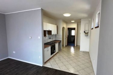 Vácon hosszú távra kiadó, egy 47 m² + erkélyes, téglaépítésű társasházi lakás.

Vác (Kisvác) közkedvelt részén 2026. június 10.- el, I. emeleti 47 m2-es téglaépítésű, szigetelt társasházi téglalakás, hosszútávra kiadó.

A társasház lépcsőháza, mindössze 5 lakásos, csendes lakóközösséggel.

A lakóingatlan az első emeleten található és ezen a szinten egyedül ez a lakás van.

Az ingatlan elosztása:

Előtér, konyha + nappali, külön hálószoba, fürdőszoba, valamint egy + előtér a fürdő résznél, amely pakolásra vagy szekrények elhelyezésére is alkalmas.

A lakás bútorozatlan, a konyhában beépített konyhabútor, főzőlap és sütő található és a mosogatógépnek az előkészítés adott.

A lakás világos, tágas, jó elrendezésű, kellemes hangulatú.

Az ingatlan fűtése és a meleg víz ellátása egyedi gázcirkóval történik, új radiátorokkal, jól szabályozhatóan, akár külön is vagy termosztáttal.

Villanyvezetékek kicserélve és 3x 16 Amper villanyóra lett felszerelve, + új padlóburkolat.

A lakóingatlant maximum két személy bérelheti.

Kistestű kutyus vagy cica megengedett, amennyiben szobatiszta.
Dohányzás az erkélyen lehetséges.

A Duna-part és a bicikliút kb. 400 méterre, Lidl, MOL kút, gyógyszertár és egyéb üzletek kb. 300 méteren belül elérhetők.
Parkolás ingyenesen a ház előtt megoldott.

A lakás minimum 1 évre, határozott idejű szerződéssel kiadó (évente hosszabbítható), 2 havi kaucióval és az első havi bérleti díj megfizetésével költözhető.

Közjegyző által hitelesített bérleti szerződés szükséges, melynek díja a felek között megosztva fizetendő.

A bérleti díj és a rezsi kizárólag utalással fizethető!

A lakás ideális választás lehet, fiatal házaspárnak, idősebb korosztálynak, akik a tágas, napfényes tereket, az erkély nyújtotta kényelmet keresik.

Bérleti díj: 200. 000 Ft / hó + rezsi + 2 havi kaució.
Közös költség: 8. 500 Ft / hó,
Telekom TV: 4. 200 Ft / hó, Telekom internet: 6. 314 Ft / hó,
Víz, villany, gáz havi elszámolásban óra leolvasással (nem átalányban) fogyasztás alapján fizetendő.
Költözés: 2026. június 10-től!

Kérem telefonon egyeztessünk, email-re nem válaszolok.

Tel: +36705581160