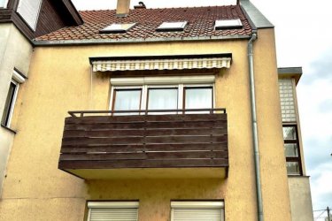 Vácon hosszú távra kiadó, egy 47 m² + erkélyes, téglaépítésű társasházi lakás.

Vác (Kisvác) közkedvelt részén 2026. június 10.- el, I. emeleti 47 m2-es téglaépítésű, szigetelt társasházi téglalakás, hosszútávra kiadó.

A társasház lépcsőháza, mindössze 5 lakásos, csendes lakóközösséggel.

A lakóingatlan az első emeleten található és ezen a szinten egyedül ez a lakás van.

Az ingatlan elosztása:

Előtér, konyha + nappali, külön hálószoba, fürdőszoba, valamint egy + előtér a fürdő résznél, amely pakolásra vagy szekrények elhelyezésére is alkalmas.

A lakás bútorozatlan, a konyhában beépített konyhabútor, főzőlap és sütő található és a mosogatógépnek az előkészítés adott.

A lakás világos, tágas, jó elrendezésű, kellemes hangulatú.

Az ingatlan fűtése és a meleg víz ellátása egyedi gázcirkóval történik, új radiátorokkal, jól szabályozhatóan, akár külön is vagy termosztáttal.

Villanyvezetékek kicserélve és 3x 16 Amper villanyóra lett felszerelve, + új padlóburkolat.

A lakóingatlant maximum két személy bérelheti.

Kistestű kutyus vagy cica megengedett, amennyiben szobatiszta.
Dohányzás az erkélyen lehetséges.

A Duna-part és a bicikliút kb. 400 méterre, Lidl, MOL kút, gyógyszertár és egyéb üzletek kb. 300 méteren belül elérhetők.
Parkolás ingyenesen a ház előtt megoldott.

A lakás minimum 1 évre, határozott idejű szerződéssel kiadó (évente hosszabbítható), 2 havi kaucióval és az első havi bérleti díj megfizetésével költözhető.

Közjegyző által hitelesített bérleti szerződés szükséges, melynek díja a felek között megosztva fizetendő.

A bérleti díj és a rezsi kizárólag utalással fizethető!

A lakás ideális választás lehet, fiatal házaspárnak, idősebb korosztálynak, akik a tágas, napfényes tereket, az erkély nyújtotta kényelmet keresik.

Bérleti díj: 200. 000 Ft / hó + rezsi + 2 havi kaució.
Közös költség: 8. 500 Ft / hó,
Telekom TV: 4. 200 Ft / hó, Telekom internet: 6. 314 Ft / hó,
Víz, villany, gáz havi elszámolásban óra leolvasással (nem átalányban) fogyasztás alapján fizetendő.
Költözés: 2026. június 10-től!

Kérem telefonon egyeztessünk, email-re nem válaszolok.

Tel: +36705581160