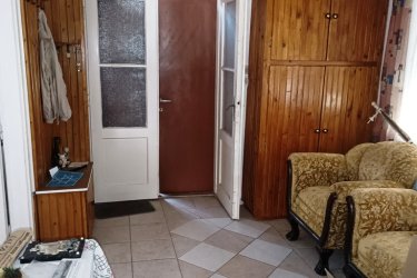 Nem csak otthon, hanem havi bevétel is! – Különleges lehetőség Felsőgödön.

Két épület, 914 m2-es telek, folyamatos bevétel – Felsőgödön!

Ahol a kertvárosi nyugalom, a családi otthon és a befektetési lehetőség egyetlen ingatlanban találkozik.

Felsőgöd egyik csendes, kert városias, mégis kiválóan frekventált részén, a vasútállomástól mindössze néhány percre kínálok megvételre egy ritka adottságokkal rendelkező, 914 m²- s körbekerített telken fekvő ingatlant.

És ami igazán különlegessé teszi:

Két különálló lakóépület egyetlen telken!

A telken található egy 83 m²- s, összkomfortos téglából épült családi ház, valamint egy bruttó 50 m²- s, különálló, összközműves téglaház, saját mérőórákkal.
Ez nem csupán egy otthon – hanem egy olyan ingatlan, amely többféle élethelyzetre és befektetési célra is kiválóan alkalmas.

A főépület – 83 m²
Az 1966-ban, ikersejt téglából épült családi ház praktikus elrendezésű:
•kis teraszon keresztül megközelíthető előszoba, étkezős konyha, kamra, ahonnan a padlás is elérhető,
•kádas fürdőszoba WC-el, az utcafronton két, egyenként kb. 20 m²- s nagyszoba.
A fűtést gázcirkó, a melegvizet szintén a gázkazán biztosítja, radiátoros hő leadással. Az ingatlanban két épített kémény található, valamint egy cserépkályha is rendelkezésre áll alternatív fűtési lehetőségként.

A különálló kis ház – bruttó 50 m²

A főépület folytatásában található különálló, téglából épült lakóépület saját lehetőséget kínál.

Helyiségei: étkezős konyha, kamra, nagyszoba, fürdőszoba, kb. 8 m²- s kamra.

Összközműves, külön mérőórákkal rendelkezik, így kiválóan alkalmas önálló lakhatásra, családtag elhelyezésére, vállalkozási célra vagy akár kiadásra.

Ami igazán extra: Folyamatos havi bevétel.

Az ingatlan folyamatos havi bevételt biztosít, ami különösen értékessé teszi befektetési szempontból.

Egy ilyen adottságú ingatlan egyszerre jelenthet:

saját otthont, bevételi forrást, hosszú távú értéket, nagy, saját kertet.

A 914 m²- s telken ezen felül található egy kisebb fagarázs, valamint állattartásra kialakított gazdasági terület is.

A kert locsolását a tulajdonos által saját kezűleg kialakított ásott kút segíti.

A parkolás az utcán és a tágas belső udvarban egyaránt megoldható.

Felsőgöd- nyugalom, mégis minden közel.

A környék csendes, családbarát és kert városias, miközben a mindennapi élethez szükséges szolgáltatások könnyen elérhetők.

A közelben megtalálható többek között: bolt, patika, étterem, edzőterem, hajókikötő, buszmegálló, vasútállomás.

Budapest közelsége, a jó közlekedés és a kertvárosi környezet együtt olyan kombinációt kínál, amely családosok, vállalkozók és befektetők számára egyaránt vonzó lehet.

Kinek ajánlom?

Családosoknak, akik nagy telken, nyugodt környezetben szeretnének élni.
Vállalkozóknak, akiknek jól jön egy második, önálló épület.

Befektetőknek, akik nem pusztán egy ingatlant keresnek, hanem jövedelemtermelő lehetőséget is látnak benne.

Támogatott finanszírozási lehetőségek.

Az ingatlan államilag támogatott konstrukciókkal is megvásárolható:

3%- s Otthon Start hitel
Babaváró
CSOK Plusz

Vételár: 96. 000. 000 Ft

Egy ilyen ingatlanban nemcsak négy falat vásárol – hanem lehetőséget.

Ha olyan otthont keres, ahol a kertvárosi élet nyugalma találkozik a befektetési potenciállal, érdemes személyesen is megnéznie.

További információért vagy időpont-egyeztetésért keressen bizalommal!
Szívesen megmutatom ezt a szerethető, különleges adottságokkal rendelkező, sok lehetőséget rejtő Felsőgödi ingatlant.

Tel: 96.000.000.- Ft