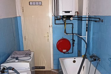 Nem csak otthon, hanem havi bevétel is! – Különleges lehetőség Felsőgödön.

Két épület, 914 m2-es telek, folyamatos bevétel – Felsőgödön!

Ahol a kertvárosi nyugalom, a családi otthon és a befektetési lehetőség egyetlen ingatlanban találkozik.

Felsőgöd egyik csendes, kert városias, mégis kiválóan frekventált részén, a vasútállomástól mindössze néhány percre kínálok megvételre egy ritka adottságokkal rendelkező, 914 m²- s körbekerített telken fekvő ingatlant.

És ami igazán különlegessé teszi:

Két különálló lakóépület egyetlen telken!

A telken található egy 83 m²- s, összkomfortos téglából épült családi ház, valamint egy bruttó 50 m²- s, különálló, összközműves téglaház, saját mérőórákkal.
Ez nem csupán egy otthon – hanem egy olyan ingatlan, amely többféle élethelyzetre és befektetési célra is kiválóan alkalmas.

A főépület – 83 m²
Az 1966-ban, ikersejt téglából épült családi ház praktikus elrendezésű:
•kis teraszon keresztül megközelíthető előszoba, étkezős konyha, kamra, ahonnan a padlás is elérhető,
•kádas fürdőszoba WC-el, az utcafronton két, egyenként kb. 20 m²- s nagyszoba.
A fűtést gázcirkó, a melegvizet szintén a gázkazán biztosítja, radiátoros hő leadással. Az ingatlanban két épített kémény található, valamint egy cserépkályha is rendelkezésre áll alternatív fűtési lehetőségként.

A különálló kis ház – bruttó 50 m²

A főépület folytatásában található különálló, téglából épült lakóépület saját lehetőséget kínál.

Helyiségei: étkezős konyha, kamra, nagyszoba, fürdőszoba, kb. 8 m²- s kamra.

Összközműves, külön mérőórákkal rendelkezik, így kiválóan alkalmas önálló lakhatásra, családtag elhelyezésére, vállalkozási célra vagy akár kiadásra.

Ami igazán extra: Folyamatos havi bevétel.

Az ingatlan folyamatos havi bevételt biztosít, ami különösen értékessé teszi befektetési szempontból.

Egy ilyen adottságú ingatlan egyszerre jelenthet:

saját otthont, bevételi forrást, hosszú távú értéket, nagy, saját kertet.

A 914 m²- s telken ezen felül található egy kisebb fagarázs, valamint állattartásra kialakított gazdasági terület is.

A kert locsolását a tulajdonos által saját kezűleg kialakított ásott kút segíti.

A parkolás az utcán és a tágas belső udvarban egyaránt megoldható.

Felsőgöd- nyugalom, mégis minden közel.

A környék csendes, családbarát és kert városias, miközben a mindennapi élethez szükséges szolgáltatások könnyen elérhetők.

A közelben megtalálható többek között: bolt, patika, étterem, edzőterem, hajókikötő, buszmegálló, vasútállomás.

Budapest közelsége, a jó közlekedés és a kertvárosi környezet együtt olyan kombinációt kínál, amely családosok, vállalkozók és befektetők számára egyaránt vonzó lehet.

Kinek ajánlom?

Családosoknak, akik nagy telken, nyugodt környezetben szeretnének élni.
Vállalkozóknak, akiknek jól jön egy második, önálló épület.

Befektetőknek, akik nem pusztán egy ingatlant keresnek, hanem jövedelemtermelő lehetőséget is látnak benne.

Támogatott finanszírozási lehetőségek.

Az ingatlan államilag támogatott konstrukciókkal is megvásárolható:

3%- s Otthon Start hitel
Babaváró
CSOK Plusz

Vételár: 96. 000. 000 Ft

Egy ilyen ingatlanban nemcsak négy falat vásárol – hanem lehetőséget.

Ha olyan otthont keres, ahol a kertvárosi élet nyugalma találkozik a befektetési potenciállal, érdemes személyesen is megnéznie.

További információért vagy időpont-egyeztetésért keressen bizalommal!
Szívesen megmutatom ezt a szerethető, különleges adottságokkal rendelkező, sok lehetőséget rejtő Felsőgödi ingatlant.

Tel: 96.000.000.- Ft