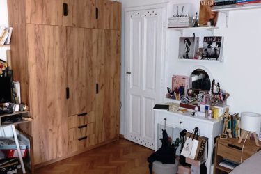 Nem csak otthon, hanem havi bevétel is! – Különleges lehetőség Felsőgödön.

Két épület, 914 m2-es telek, folyamatos bevétel – Felsőgödön!

Ahol a kertvárosi nyugalom, a családi otthon és a befektetési lehetőség egyetlen ingatlanban találkozik.

Felsőgöd egyik csendes, kert városias, mégis kiválóan frekventált részén, a vasútállomástól mindössze néhány percre kínálok megvételre egy ritka adottságokkal rendelkező, 914 m²- s körbekerített telken fekvő ingatlant.

És ami igazán különlegessé teszi:

Két különálló lakóépület egyetlen telken!

A telken található egy 83 m²- s, összkomfortos téglából épült családi ház, valamint egy bruttó 50 m²- s, különálló, összközműves téglaház, saját mérőórákkal.
Ez nem csupán egy otthon – hanem egy olyan ingatlan, amely többféle élethelyzetre és befektetési célra is kiválóan alkalmas.

A főépület – 83 m²
Az 1966-ban, ikersejt téglából épült családi ház praktikus elrendezésű:
•kis teraszon keresztül megközelíthető előszoba, étkezős konyha, kamra, ahonnan a padlás is elérhető,
•kádas fürdőszoba WC-el, az utcafronton két, egyenként kb. 20 m²- s nagyszoba.
A fűtést gázcirkó, a melegvizet szintén a gázkazán biztosítja, radiátoros hő leadással. Az ingatlanban két épített kémény található, valamint egy cserépkályha is rendelkezésre áll alternatív fűtési lehetőségként.

A különálló kis ház – bruttó 50 m²

A főépület folytatásában található különálló, téglából épült lakóépület saját lehetőséget kínál.

Helyiségei: étkezős konyha, kamra, nagyszoba, fürdőszoba, kb. 8 m²- s kamra.

Összközműves, külön mérőórákkal rendelkezik, így kiválóan alkalmas önálló lakhatásra, családtag elhelyezésére, vállalkozási célra vagy akár kiadásra.

Ami igazán extra: Folyamatos havi bevétel.

Az ingatlan folyamatos havi bevételt biztosít, ami különösen értékessé teszi befektetési szempontból.

Egy ilyen adottságú ingatlan egyszerre jelenthet:

saját otthont, bevételi forrást, hosszú távú értéket, nagy, saját kertet.

A 914 m²- s telken ezen felül található egy kisebb fagarázs, valamint állattartásra kialakított gazdasági terület is.

A kert locsolását a tulajdonos által saját kezűleg kialakított ásott kút segíti.

A parkolás az utcán és a tágas belső udvarban egyaránt megoldható.

Felsőgöd- nyugalom, mégis minden közel.

A környék csendes, családbarát és kert városias, miközben a mindennapi élethez szükséges szolgáltatások könnyen elérhetők.

A közelben megtalálható többek között: bolt, patika, étterem, edzőterem, hajókikötő, buszmegálló, vasútállomás.

Budapest közelsége, a jó közlekedés és a kertvárosi környezet együtt olyan kombinációt kínál, amely családosok, vállalkozók és befektetők számára egyaránt vonzó lehet.

Kinek ajánlom?

Családosoknak, akik nagy telken, nyugodt környezetben szeretnének élni.
Vállalkozóknak, akiknek jól jön egy második, önálló épület.

Befektetőknek, akik nem pusztán egy ingatlant keresnek, hanem jövedelemtermelő lehetőséget is látnak benne.

Támogatott finanszírozási lehetőségek.

Az ingatlan államilag támogatott konstrukciókkal is megvásárolható:

3%- s Otthon Start hitel
Babaváró
CSOK Plusz

Vételár: 96. 000. 000 Ft

Egy ilyen ingatlanban nemcsak négy falat vásárol – hanem lehetőséget.

Ha olyan otthont keres, ahol a kertvárosi élet nyugalma találkozik a befektetési potenciállal, érdemes személyesen is megnéznie.

További információért vagy időpont-egyeztetésért keressen bizalommal!
Szívesen megmutatom ezt a szerethető, különleges adottságokkal rendelkező, sok lehetőséget rejtő Felsőgödi ingatlant.

Tel: 96.000.000.- Ft