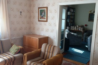 Nem csak otthon, hanem havi bevétel is! – Különleges lehetőség Felsőgödön.

Két épület, 914 m2-es telek, folyamatos bevétel – Felsőgödön!

Ahol a kertvárosi nyugalom, a családi otthon és a befektetési lehetőség egyetlen ingatlanban találkozik.

Felsőgöd egyik csendes, kert városias, mégis kiválóan frekventált részén, a vasútállomástól mindössze néhány percre kínálok megvételre egy ritka adottságokkal rendelkező, 914 m²- s körbekerített telken fekvő ingatlant.

És ami igazán különlegessé teszi:

Két különálló lakóépület egyetlen telken!

A telken található egy 83 m²- s, összkomfortos téglából épült családi ház, valamint egy bruttó 50 m²- s, különálló, összközműves téglaház, saját mérőórákkal.
Ez nem csupán egy otthon – hanem egy olyan ingatlan, amely többféle élethelyzetre és befektetési célra is kiválóan alkalmas.

A főépület – 83 m²
Az 1966-ban, ikersejt téglából épült családi ház praktikus elrendezésű:
•kis teraszon keresztül megközelíthető előszoba, étkezős konyha, kamra, ahonnan a padlás is elérhető,
•kádas fürdőszoba WC-el, az utcafronton két, egyenként kb. 20 m²- s nagyszoba.
A fűtést gázcirkó, a melegvizet szintén a gázkazán biztosítja, radiátoros hő leadással. Az ingatlanban két épített kémény található, valamint egy cserépkályha is rendelkezésre áll alternatív fűtési lehetőségként.

A különálló kis ház – bruttó 50 m²

A főépület folytatásában található különálló, téglából épült lakóépület saját lehetőséget kínál.

Helyiségei: étkezős konyha, kamra, nagyszoba, fürdőszoba, kb. 8 m²- s kamra.

Összközműves, külön mérőórákkal rendelkezik, így kiválóan alkalmas önálló lakhatásra, családtag elhelyezésére, vállalkozási célra vagy akár kiadásra.

Ami igazán extra: Folyamatos havi bevétel.

Az ingatlan folyamatos havi bevételt biztosít, ami különösen értékessé teszi befektetési szempontból.

Egy ilyen adottságú ingatlan egyszerre jelenthet:

saját otthont, bevételi forrást, hosszú távú értéket, nagy, saját kertet.

A 914 m²- s telken ezen felül található egy kisebb fagarázs, valamint állattartásra kialakított gazdasági terület is.

A kert locsolását a tulajdonos által saját kezűleg kialakított ásott kút segíti.

A parkolás az utcán és a tágas belső udvarban egyaránt megoldható.

Felsőgöd- nyugalom, mégis minden közel.

A környék csendes, családbarát és kert városias, miközben a mindennapi élethez szükséges szolgáltatások könnyen elérhetők.

A közelben megtalálható többek között: bolt, patika, étterem, edzőterem, hajókikötő, buszmegálló, vasútállomás.

Budapest közelsége, a jó közlekedés és a kertvárosi környezet együtt olyan kombinációt kínál, amely családosok, vállalkozók és befektetők számára egyaránt vonzó lehet.

Kinek ajánlom?

Családosoknak, akik nagy telken, nyugodt környezetben szeretnének élni.
Vállalkozóknak, akiknek jól jön egy második, önálló épület.

Befektetőknek, akik nem pusztán egy ingatlant keresnek, hanem jövedelemtermelő lehetőséget is látnak benne.

Támogatott finanszírozási lehetőségek.

Az ingatlan államilag támogatott konstrukciókkal is megvásárolható:

3%- s Otthon Start hitel
Babaváró
CSOK Plusz

Vételár: 96. 000. 000 Ft

Egy ilyen ingatlanban nemcsak négy falat vásárol – hanem lehetőséget.

Ha olyan otthont keres, ahol a kertvárosi élet nyugalma találkozik a befektetési potenciállal, érdemes személyesen is megnéznie.

További információért vagy időpont-egyeztetésért keressen bizalommal!
Szívesen megmutatom ezt a szerethető, különleges adottságokkal rendelkező, sok lehetőséget rejtő Felsőgödi ingatlant.

Tel: 96.000.000.- Ft