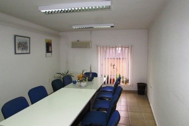 Vác belvárosától 5 percre, első emeleti 28 m2-es irodai kiadó.