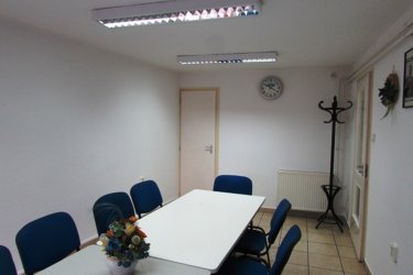 Vác belvárosától 5 percre, irodaépület első emeletén 28 m2-es helyiség, irodai tevékenység folytatására, hosszútávra kiadó!

A korszerű, esztétikus megjelenésű épületben lévő helyiségek a nyugodt munkavégzéshez szükséges igényét teljes mértékben kielégítik.

Megfelelő világítással, telefonvonallal, internet csatlakozási lehetőséggel, központi fűtéssel, klímaberendezésekkel, férfi és női mosdóval, jól felszerelt étkezőhelyiséggel rendelkezik.

Az irodaépület udvarába gépkocsival be lehet állni.

A nyitvatartási idő hétköznap 7 órától 16, szombaton 7 órától 12 óráig.

Ettől eltérő munkavégzés időszakosan megoldható.

A korrekt rezsiköltség megállapítása a helyiségek alapterületétől és az állandó dolgozói létszámtól függ.

A bérleti díj összege: 91. 000.-Ft + ÁFA + 2 havi biztosíték + rezsi.

További információért és a megtekintéssel kapcsolatban, várom megtisztelő hívását!

Amiben még segíteni tudok:

- ha a vásárláshoz még el kell adnia ingatlanát
- energetikai tanúsítvány készítése 72 órán belül
- ingyenes hitelügyintézés
- jogi háttér
- földhivatali ügyintézés
- értékbecslés, piaci ármeghatározás
- költöztetés, lomtalanítás
- ajánlatok küldése e-mailben országos adatbázisból.

Tel: +36705581160