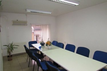 Vác belvárosától 5 percre, irodaépület első emeletén 28 m2-es helyiség, irodai tevékenység folytatására, hosszútávra kiadó!

A korszerű, esztétikus megjelenésű épületben lévő helyiségek a nyugodt munkavégzéshez szükséges igényét teljes mértékben kielégítik.

Megfelelő világítással, telefonvonallal, internet csatlakozási lehetőséggel, központi fűtéssel, klímaberendezésekkel, férfi és női mosdóval, jól felszerelt étkezőhelyiséggel rendelkezik.

Az irodaépület udvarába gépkocsival be lehet állni.

A nyitvatartási idő hétköznap 7 órától 16, szombaton 7 órától 12 óráig.

Ettől eltérő munkavégzés időszakosan megoldható.

A korrekt rezsiköltség megállapítása a helyiségek alapterületétől és az állandó dolgozói létszámtól függ.

A bérleti díj összege: 91. 000.-Ft + ÁFA + 2 havi biztosíték + rezsi.

További információért és a megtekintéssel kapcsolatban, várom megtisztelő hívását!

Amiben még segíteni tudok:

- ha a vásárláshoz még el kell adnia ingatlanát
- energetikai tanúsítvány készítése 72 órán belül
- ingyenes hitelügyintézés
- jogi háttér
- földhivatali ügyintézés
- értékbecslés, piaci ármeghatározás
- költöztetés, lomtalanítás
- ajánlatok küldése e-mailben országos adatbázisból.

Tel: +36705581160