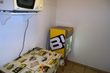 Vác belvárosától 5 percre, irodaépület első emeletén 28 m2-es helyiség, irodai tevékenység folytatására, hosszútávra kiadó!

A korszerű, esztétikus megjelenésű épületben lévő helyiségek a nyugodt munkavégzéshez szükséges igényét teljes mértékben kielégítik.

Megfelelő világítással, telefonvonallal, internet csatlakozási lehetőséggel, központi fűtéssel, klímaberendezésekkel, férfi és női mosdóval, jól felszerelt étkezőhelyiséggel rendelkezik.

Az irodaépület udvarába gépkocsival be lehet állni.

A nyitvatartási idő hétköznap 7 órától 16, szombaton 7 órától 12 óráig.

Ettől eltérő munkavégzés időszakosan megoldható.

A korrekt rezsiköltség megállapítása a helyiségek alapterületétől és az állandó dolgozói létszámtól függ.

A bérleti díj összege: 91. 000.-Ft + ÁFA + 2 havi biztosíték + rezsi.

További információért és a megtekintéssel kapcsolatban, várom megtisztelő hívását!

Amiben még segíteni tudok:

- ha a vásárláshoz még el kell adnia ingatlanát
- energetikai tanúsítvány készítése 72 órán belül
- ingyenes hitelügyintézés
- jogi háttér
- földhivatali ügyintézés
- értékbecslés, piaci ármeghatározás
- költöztetés, lomtalanítás
- ajánlatok küldése e-mailben országos adatbázisból.

Tel: +36705581160