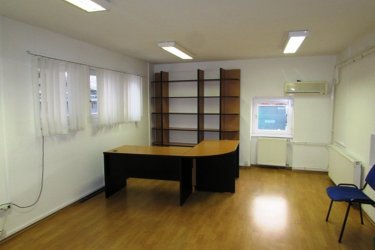 Vác belvárosától 5 percre, irodaépület első emeletén 28 m2-es helyiség, irodai tevékenység folytatására, hosszútávra kiadó!

A korszerű, esztétikus megjelenésű épületben lévő helyiségek a nyugodt munkavégzéshez szükséges igényét teljes mértékben kielégítik.

Megfelelő világítással, telefonvonallal, internet csatlakozási lehetőséggel, központi fűtéssel, klímaberendezésekkel, férfi és női mosdóval, jól felszerelt étkezőhelyiséggel rendelkezik.

Az irodaépület udvarába gépkocsival be lehet állni.

A nyitvatartási idő hétköznap 7 órától 16, szombaton 7 órától 12 óráig.

Ettől eltérő munkavégzés időszakosan megoldható.

A korrekt rezsiköltség megállapítása a helyiségek alapterületétől és az állandó dolgozói létszámtól függ.

A bérleti díj összege: 91. 000.-Ft + ÁFA + 2 havi biztosíték + rezsi.

További információért és a megtekintéssel kapcsolatban, várom megtisztelő hívását!

Amiben még segíteni tudok:

- ha a vásárláshoz még el kell adnia ingatlanát
- energetikai tanúsítvány készítése 72 órán belül
- ingyenes hitelügyintézés
- jogi háttér
- földhivatali ügyintézés
- értékbecslés, piaci ármeghatározás
- költöztetés, lomtalanítás
- ajánlatok küldése e-mailben országos adatbázisból.

Tel: +36705581160