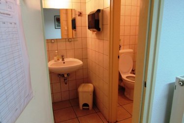 Vác belvárosától 5 percre, irodaépület első emeletén 28 m2-es helyiség, irodai tevékenység folytatására, hosszútávra kiadó!

A korszerű, esztétikus megjelenésű épületben lévő helyiségek a nyugodt munkavégzéshez szükséges igényét teljes mértékben kielégítik.

Megfelelő világítással, telefonvonallal, internet csatlakozási lehetőséggel, központi fűtéssel, klímaberendezésekkel, férfi és női mosdóval, jól felszerelt étkezőhelyiséggel rendelkezik.

Az irodaépület udvarába gépkocsival be lehet állni.

A nyitvatartási idő hétköznap 7 órától 16, szombaton 7 órától 12 óráig.

Ettől eltérő munkavégzés időszakosan megoldható.

A korrekt rezsiköltség megállapítása a helyiségek alapterületétől és az állandó dolgozói létszámtól függ.

A bérleti díj összege: 91. 000.-Ft + ÁFA + 2 havi biztosíték + rezsi.

További információért és a megtekintéssel kapcsolatban, várom megtisztelő hívását!

Amiben még segíteni tudok:

- ha a vásárláshoz még el kell adnia ingatlanát
- energetikai tanúsítvány készítése 72 órán belül
- ingyenes hitelügyintézés
- jogi háttér
- földhivatali ügyintézés
- értékbecslés, piaci ármeghatározás
- költöztetés, lomtalanítás
- ajánlatok küldése e-mailben országos adatbázisból.

Tel: +36705581160