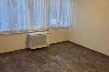 Kiadó I emeleti, társasházi lakás Vác- Deákvár központi részén. 