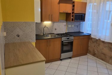 Kiadó I emeleti, társasházi lakás Vác- Deákvár központi részén.

Vác - Deákvár központi részén, 2 percre a Spar áruháztól, azonnal kiadó 60 m2-es, 2 szoba erkélyes, panel I. emeleti, loggiás társasházi lakás.

Minimális bérleti idő: 12 hó

A lakóingatlan maximum 2 fő, nem dohányzó, leinformálható személy részére kiadó, kis állattartás (kutya, macska) nem lehetséges.

Az ingatlanban, közlekedő beépített szekrénnyel, különnyíló 2 tágas parkettázott szoba, közlekedő, beépített szekrénnyel, konyha, külön kádas fürdőszoba, WC található.
A lakás fűtése konvektorokról működik, a nyílászárók 2 rétegű hőszigetelt ablakok.

Közös költség: 12. 800.-Ft

A lépcsőház zárt, rendezett, kaputelefonnal felszerelve, a lakók segítik, támogatják egymást.
Anyagi helyzete a társasháznak jó, autóval parkolni a kialakított parkolóban ingyenesen lehet.
A lakás remek elhelyezkedésének köszönhetően, pár perces sétán belül elérhető minden, ami a hétköznapi élethez szükséges. Élelmiszerbolt, zöldséges, hentes, diszkont, pékség, bölcsőde, óvoda, iskola, orvosi rendelő, gyógyszertár, buszmegálló, vasútállomás 10 percre elérhető.

A város minden részére, helyi buszközlekedés könnyíti az eljutást.

Bérleti díj: 200. 000.- Ft + rezsi + 2 havi biztosíték.

Az albérlet Közjegyzői szerződéssel vehető igénybe.

Csak azok keressenek, akik komolyan gondolják az ingatlan bérlését.

Telefonon történt megbeszélés alapján, az ingatlan megtekinthető.

Tel: +36705581160