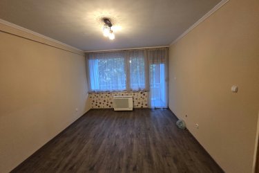 Kiadó I emeleti, társasházi lakás Vác- Deákvár központi részén.

Vác - Deákvár központi részén, 2 percre a Spar áruháztól, azonnal kiadó 60 m2-es, 2 szoba erkélyes, panel I. emeleti, loggiás társasházi lakás.

Minimális bérleti idő: 12 hó

A lakóingatlan maximum 2 fő, nem dohányzó, leinformálható személy részére kiadó, kis állattartás (kutya, macska) nem lehetséges.

Az ingatlanban, közlekedő beépített szekrénnyel, különnyíló 2 tágas parkettázott szoba, közlekedő, beépített szekrénnyel, konyha, külön kádas fürdőszoba, WC található.
A lakás fűtése konvektorokról működik, a nyílászárók 2 rétegű hőszigetelt ablakok.

Közös költség: 12. 800.-Ft

A lépcsőház zárt, rendezett, kaputelefonnal felszerelve, a lakók segítik, támogatják egymást.
Anyagi helyzete a társasháznak jó, autóval parkolni a kialakított parkolóban ingyenesen lehet.
A lakás remek elhelyezkedésének köszönhetően, pár perces sétán belül elérhető minden, ami a hétköznapi élethez szükséges. Élelmiszerbolt, zöldséges, hentes, diszkont, pékség, bölcsőde, óvoda, iskola, orvosi rendelő, gyógyszertár, buszmegálló, vasútállomás 10 percre elérhető.

A város minden részére, helyi buszközlekedés könnyíti az eljutást.

Bérleti díj: 200. 000.- Ft + rezsi + 2 havi biztosíték.

Az albérlet Közjegyzői szerződéssel vehető igénybe.

Csak azok keressenek, akik komolyan gondolják az ingatlan bérlését.

Telefonon történt megbeszélés alapján, az ingatlan megtekinthető.

Tel: +36705581160