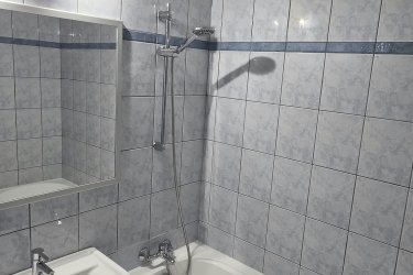Kiadó I emeleti, társasházi lakás Vác- Deákvár központi részén.

Vác - Deákvár központi részén, 2 percre a Spar áruháztól, azonnal kiadó 60 m2-es, 2 szoba erkélyes, panel I. emeleti, loggiás társasházi lakás.

Minimális bérleti idő: 12 hó

A lakóingatlan maximum 2 fő, nem dohányzó, leinformálható személy részére kiadó, kis állattartás (kutya, macska) nem lehetséges.

Az ingatlanban, közlekedő beépített szekrénnyel, különnyíló 2 tágas parkettázott szoba, közlekedő, beépített szekrénnyel, konyha, külön kádas fürdőszoba, WC található.
A lakás fűtése konvektorokról működik, a nyílászárók 2 rétegű hőszigetelt ablakok.

Közös költség: 12. 800.-Ft

A lépcsőház zárt, rendezett, kaputelefonnal felszerelve, a lakók segítik, támogatják egymást.
Anyagi helyzete a társasháznak jó, autóval parkolni a kialakított parkolóban ingyenesen lehet.
A lakás remek elhelyezkedésének köszönhetően, pár perces sétán belül elérhető minden, ami a hétköznapi élethez szükséges. Élelmiszerbolt, zöldséges, hentes, diszkont, pékség, bölcsőde, óvoda, iskola, orvosi rendelő, gyógyszertár, buszmegálló, vasútállomás 10 percre elérhető.

A város minden részére, helyi buszközlekedés könnyíti az eljutást.

Bérleti díj: 200. 000.- Ft + rezsi + 2 havi biztosíték.

Az albérlet Közjegyzői szerződéssel vehető igénybe.

Csak azok keressenek, akik komolyan gondolják az ingatlan bérlését.

Telefonon történt megbeszélés alapján, az ingatlan megtekinthető.

Tel: +36705581160