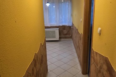 Kiadó I emeleti, társasházi lakás Vác- Deákvár központi részén.

Vác - Deákvár központi részén, 2 percre a Spar áruháztól, azonnal kiadó 60 m2-es, 2 szoba erkélyes, panel I. emeleti, loggiás társasházi lakás.

Minimális bérleti idő: 12 hó

A lakóingatlan maximum 2 fő, nem dohányzó, leinformálható személy részére kiadó, kis állattartás (kutya, macska) nem lehetséges.

Az ingatlanban, közlekedő beépített szekrénnyel, különnyíló 2 tágas parkettázott szoba, közlekedő, beépített szekrénnyel, konyha, külön kádas fürdőszoba, WC található.
A lakás fűtése konvektorokról működik, a nyílászárók 2 rétegű hőszigetelt ablakok.

Közös költség: 12. 800.-Ft

A lépcsőház zárt, rendezett, kaputelefonnal felszerelve, a lakók segítik, támogatják egymást.
Anyagi helyzete a társasháznak jó, autóval parkolni a kialakított parkolóban ingyenesen lehet.
A lakás remek elhelyezkedésének köszönhetően, pár perces sétán belül elérhető minden, ami a hétköznapi élethez szükséges. Élelmiszerbolt, zöldséges, hentes, diszkont, pékség, bölcsőde, óvoda, iskola, orvosi rendelő, gyógyszertár, buszmegálló, vasútállomás 10 percre elérhető.

A város minden részére, helyi buszközlekedés könnyíti az eljutást.

Bérleti díj: 200. 000.- Ft + rezsi + 2 havi biztosíték.

Az albérlet Közjegyzői szerződéssel vehető igénybe.

Csak azok keressenek, akik komolyan gondolják az ingatlan bérlését.

Telefonon történt megbeszélés alapján, az ingatlan megtekinthető.

Tel: +36705581160