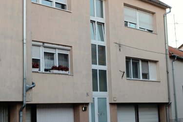 Eladó 105 m2-es, belső kétszintes társasházi Vácon a Cházár András utcában. 