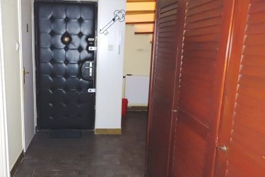 Eladó 105 m2-es, belső kétszintes társasházi Vácon a Cházár András utcában.

ÁRZUHANÁS!

Eladásra kínálok Vác történelmi belvárosában a Cházár András utcában, II. emeleti 105 m²- s, belső kétszintes társasházi téglaépítésű lakást, saját tárolóval, garázzsal és panorámás tetőterasszal!

A 4 lakásos társasházat 1982-ben építették, a külső falazata 15 cm-es hőszigetelést kapott.
A lépcsőház ablakai műanyag nyílászárók, háromrétegű üvegezéssel biztosítják a megfelelő hő és hangszigetelést és a természetes fényt.
A lépcsőház, tiszta rendezett, konszolidált lakóközösség jellemzi.
Az ingatlanban minden közmű megtalálható.
A lakás belső kétszintes kialakítású, a tetőterében (7. 3 m2) terasz lett kialakítva.

A társasházi lakás a korának megfelelő műszaki állapotú.

Az ingatlan alsó szintje a II. emeleten található, ahol előszoba beépített szekrénnyel, külön nyíló délnyugati tájolású nagy tágas (26. 44 m2) parkettás nappali klímával, külön álló (7. 71 m2) konyha, kádas fürdőszoba bojlerrel, külön WC helyiség és külön nyíló (8. 49 m2) parkettázott világos hálószoba található.

Felső szintre (tetőtér) acélcsővázas tölgyfalépcsős fokokkal ellátott csigalépcsőn jutunk fel, ahol lépcsőtér 2. 68 m2), közlekedő (3. 21 m2), tusolós fürdő WC (4. 13 m2), külön nyíló parkettázott 2 szoba (15. 11 m2 és 10 m2) valamint panorámás terasz (12 m2) lett kialakítva.
A teraszról remek kilátás van a városra és a belső udvarra.
A lakás fűtését valamint a meleg vizet kombi gázcirkó biztosítja.
A nyári túlmelegedés elleni védelem klíma berendezésekkel biztosított.

Közös költség: 14. 180.- Ft

A társasház utcai bejárata mellett, Hörmann motoros kapuval felszerelt, utcafrontról megközelíthető garázs árammal ellátott, a lépcsőházból nyíló (0. 74 m2) tároló helyiség található.
A társasházi lakás egy helyrajzi számon van és a tároló meg a garázs külön nem eladható.
A társasház alapító okiratban egyértelműen látható a tulajdonosi hányadok.

Az ingatlan tehermentes, állami hitelek (Start Otthon 3 %, CSOK, Babaváró) felvehetők az ingatlanra.

Kiváló választás családoknak, otthonról dolgozóknak vagy mindazoknak, akik tágas, jó elosztású lakást keresnek Vác szívében, garázzsal és terasszal.
A környék nyugodt, családbarát, mégis minden kényelmi szolgáltatás könnyen elérhető. Pár perces sétán belül elérhető minden, ami a hétköznapi élethez szükséges, több élelmiszerbolt, zöldséges, hentes, pékség, bölcsőde, óvoda, általános iskola, orvosi rendelő, gyógyszertár, parkok, Duna part, buszmegálló és vasútállomás 5 perc sétával elérhető.

További információért vagy időpont-egyeztetésért keressen bizalommal!
Szívesen megmutatom ezt a szerethető, sok lehetőséget rejtő családi házat.

ÁRZUHANÁS!

A lakás ára a tárolóval és a garázzsal együtt: 106. 990. 000.- Ft

Tel: + 36705581160