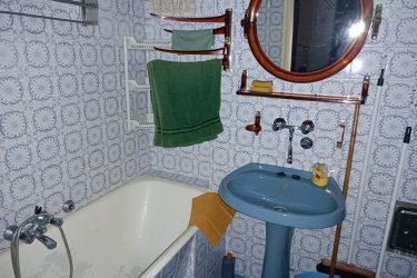 Eladó 105 m2-es, belső kétszintes társasházi Vácon a Cházár András utcában.

ÁRZUHANÁS!

Eladásra kínálok Vác történelmi belvárosában a Cházár András utcában, II. emeleti 105 m²- s, belső kétszintes társasházi téglaépítésű lakást, saját tárolóval, garázzsal és panorámás tetőterasszal!

A 4 lakásos társasházat 1982-ben építették, a külső falazata 15 cm-es hőszigetelést kapott.
A lépcsőház ablakai műanyag nyílászárók, háromrétegű üvegezéssel biztosítják a megfelelő hő és hangszigetelést és a természetes fényt.
A lépcsőház, tiszta rendezett, konszolidált lakóközösség jellemzi.
Az ingatlanban minden közmű megtalálható.
A lakás belső kétszintes kialakítású, a tetőterében (7. 3 m2) terasz lett kialakítva.

A társasházi lakás a korának megfelelő műszaki állapotú.

Az ingatlan alsó szintje a II. emeleten található, ahol előszoba beépített szekrénnyel, külön nyíló délnyugati tájolású nagy tágas (26. 44 m2) parkettás nappali klímával, külön álló (7. 71 m2) konyha, kádas fürdőszoba bojlerrel, külön WC helyiség és külön nyíló (8. 49 m2) parkettázott világos hálószoba található.

Felső szintre (tetőtér) acélcsővázas tölgyfalépcsős fokokkal ellátott csigalépcsőn jutunk fel, ahol lépcsőtér 2. 68 m2), közlekedő (3. 21 m2), tusolós fürdő WC (4. 13 m2), külön nyíló parkettázott 2 szoba (15. 11 m2 és 10 m2) valamint panorámás terasz (12 m2) lett kialakítva.
A teraszról remek kilátás van a városra és a belső udvarra.
A lakás fűtését valamint a meleg vizet kombi gázcirkó biztosítja.
A nyári túlmelegedés elleni védelem klíma berendezésekkel biztosított.

Közös költség: 14. 180.- Ft

A társasház utcai bejárata mellett, Hörmann motoros kapuval felszerelt, utcafrontról megközelíthető garázs árammal ellátott, a lépcsőházból nyíló (0. 74 m2) tároló helyiség található.
A társasházi lakás egy helyrajzi számon van és a tároló meg a garázs külön nem eladható.
A társasház alapító okiratban egyértelműen látható a tulajdonosi hányadok.

Az ingatlan tehermentes, állami hitelek (Start Otthon 3 %, CSOK, Babaváró) felvehetők az ingatlanra.

Kiváló választás családoknak, otthonról dolgozóknak vagy mindazoknak, akik tágas, jó elosztású lakást keresnek Vác szívében, garázzsal és terasszal.
A környék nyugodt, családbarát, mégis minden kényelmi szolgáltatás könnyen elérhető. Pár perces sétán belül elérhető minden, ami a hétköznapi élethez szükséges, több élelmiszerbolt, zöldséges, hentes, pékség, bölcsőde, óvoda, általános iskola, orvosi rendelő, gyógyszertár, parkok, Duna part, buszmegálló és vasútállomás 5 perc sétával elérhető.

További információért vagy időpont-egyeztetésért keressen bizalommal!
Szívesen megmutatom ezt a szerethető, sok lehetőséget rejtő családi házat.

ÁRZUHANÁS!

A lakás ára a tárolóval és a garázzsal együtt: 106. 990. 000.- Ft

Tel: + 36705581160