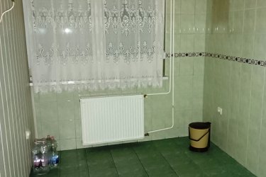Eladó 105 m2-es, belső kétszintes társasházi Vácon a Cházár András utcában.

ÁRZUHANÁS!

Eladásra kínálok Vác történelmi belvárosában a Cházár András utcában, II. emeleti 105 m²- s, belső kétszintes társasházi téglaépítésű lakást, saját tárolóval, garázzsal és panorámás tetőterasszal!

A 4 lakásos társasházat 1982-ben építették, a külső falazata 15 cm-es hőszigetelést kapott.
A lépcsőház ablakai műanyag nyílászárók, háromrétegű üvegezéssel biztosítják a megfelelő hő és hangszigetelést és a természetes fényt.
A lépcsőház, tiszta rendezett, konszolidált lakóközösség jellemzi.
Az ingatlanban minden közmű megtalálható.
A lakás belső kétszintes kialakítású, a tetőterében (7. 3 m2) terasz lett kialakítva.

A társasházi lakás a korának megfelelő műszaki állapotú.

Az ingatlan alsó szintje a II. emeleten található, ahol előszoba beépített szekrénnyel, külön nyíló délnyugati tájolású nagy tágas (26. 44 m2) parkettás nappali klímával, külön álló (7. 71 m2) konyha, kádas fürdőszoba bojlerrel, külön WC helyiség és külön nyíló (8. 49 m2) parkettázott világos hálószoba található.

Felső szintre (tetőtér) acélcsővázas tölgyfalépcsős fokokkal ellátott csigalépcsőn jutunk fel, ahol lépcsőtér 2. 68 m2), közlekedő (3. 21 m2), tusolós fürdő WC (4. 13 m2), külön nyíló parkettázott 2 szoba (15. 11 m2 és 10 m2) valamint panorámás terasz (12 m2) lett kialakítva.
A teraszról remek kilátás van a városra és a belső udvarra.
A lakás fűtését valamint a meleg vizet kombi gázcirkó biztosítja.
A nyári túlmelegedés elleni védelem klíma berendezésekkel biztosított.

Közös költség: 14. 180.- Ft

A társasház utcai bejárata mellett, Hörmann motoros kapuval felszerelt, utcafrontról megközelíthető garázs árammal ellátott, a lépcsőházból nyíló (0. 74 m2) tároló helyiség található.
A társasházi lakás egy helyrajzi számon van és a tároló meg a garázs külön nem eladható.
A társasház alapító okiratban egyértelműen látható a tulajdonosi hányadok.

Az ingatlan tehermentes, állami hitelek (Start Otthon 3 %, CSOK, Babaváró) felvehetők az ingatlanra.

Kiváló választás családoknak, otthonról dolgozóknak vagy mindazoknak, akik tágas, jó elosztású lakást keresnek Vác szívében, garázzsal és terasszal.
A környék nyugodt, családbarát, mégis minden kényelmi szolgáltatás könnyen elérhető. Pár perces sétán belül elérhető minden, ami a hétköznapi élethez szükséges, több élelmiszerbolt, zöldséges, hentes, pékség, bölcsőde, óvoda, általános iskola, orvosi rendelő, gyógyszertár, parkok, Duna part, buszmegálló és vasútállomás 5 perc sétával elérhető.

További információért vagy időpont-egyeztetésért keressen bizalommal!
Szívesen megmutatom ezt a szerethető, sok lehetőséget rejtő családi házat.

ÁRZUHANÁS!

A lakás ára a tárolóval és a garázzsal együtt: 106. 990. 000.- Ft

Tel: + 36705581160