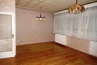 Eladó 105 m2-es, belső kétszintes társasházi Vácon a Cházár András utcában.

ÁRZUHANÁS!

Eladásra kínálok Vác történelmi belvárosában a Cházár András utcában, II. emeleti 105 m²- s, belső kétszintes társasházi téglaépítésű lakást, saját tárolóval, garázzsal és panorámás tetőterasszal!

A 4 lakásos társasházat 1982-ben építették, a külső falazata 15 cm-es hőszigetelést kapott.
A lépcsőház ablakai műanyag nyílászárók, háromrétegű üvegezéssel biztosítják a megfelelő hő és hangszigetelést és a természetes fényt.
A lépcsőház, tiszta rendezett, konszolidált lakóközösség jellemzi.
Az ingatlanban minden közmű megtalálható.
A lakás belső kétszintes kialakítású, a tetőterében (7. 3 m2) terasz lett kialakítva.

A társasházi lakás a korának megfelelő műszaki állapotú.

Az ingatlan alsó szintje a II. emeleten található, ahol előszoba beépített szekrénnyel, külön nyíló délnyugati tájolású nagy tágas (26. 44 m2) parkettás nappali klímával, külön álló (7. 71 m2) konyha, kádas fürdőszoba bojlerrel, külön WC helyiség és külön nyíló (8. 49 m2) parkettázott világos hálószoba található.

Felső szintre (tetőtér) acélcsővázas tölgyfalépcsős fokokkal ellátott csigalépcsőn jutunk fel, ahol lépcsőtér 2. 68 m2), közlekedő (3. 21 m2), tusolós fürdő WC (4. 13 m2), külön nyíló parkettázott 2 szoba (15. 11 m2 és 10 m2) valamint panorámás terasz (12 m2) lett kialakítva.
A teraszról remek kilátás van a városra és a belső udvarra.
A lakás fűtését valamint a meleg vizet kombi gázcirkó biztosítja.
A nyári túlmelegedés elleni védelem klíma berendezésekkel biztosított.

Közös költség: 14. 180.- Ft

A társasház utcai bejárata mellett, Hörmann motoros kapuval felszerelt, utcafrontról megközelíthető garázs árammal ellátott, a lépcsőházból nyíló (0. 74 m2) tároló helyiség található.
A társasházi lakás egy helyrajzi számon van és a tároló meg a garázs külön nem eladható.
A társasház alapító okiratban egyértelműen látható a tulajdonosi hányadok.

Az ingatlan tehermentes, állami hitelek (Start Otthon 3 %, CSOK, Babaváró) felvehetők az ingatlanra.

Kiváló választás családoknak, otthonról dolgozóknak vagy mindazoknak, akik tágas, jó elosztású lakást keresnek Vác szívében, garázzsal és terasszal.
A környék nyugodt, családbarát, mégis minden kényelmi szolgáltatás könnyen elérhető. Pár perces sétán belül elérhető minden, ami a hétköznapi élethez szükséges, több élelmiszerbolt, zöldséges, hentes, pékség, bölcsőde, óvoda, általános iskola, orvosi rendelő, gyógyszertár, parkok, Duna part, buszmegálló és vasútállomás 5 perc sétával elérhető.

További információért vagy időpont-egyeztetésért keressen bizalommal!
Szívesen megmutatom ezt a szerethető, sok lehetőséget rejtő családi házat.

ÁRZUHANÁS!

A lakás ára a tárolóval és a garázzsal együtt: 106. 990. 000.- Ft

Tel: + 36705581160