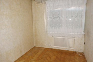 Eladó 105 m2-es, belső kétszintes társasházi Vácon a Cházár András utcában.

ÁRZUHANÁS!

Eladásra kínálok Vác történelmi belvárosában a Cházár András utcában, II. emeleti 105 m²- s, belső kétszintes társasházi téglaépítésű lakást, saját tárolóval, garázzsal és panorámás tetőterasszal!

A 4 lakásos társasházat 1982-ben építették, a külső falazata 15 cm-es hőszigetelést kapott.
A lépcsőház ablakai műanyag nyílászárók, háromrétegű üvegezéssel biztosítják a megfelelő hő és hangszigetelést és a természetes fényt.
A lépcsőház, tiszta rendezett, konszolidált lakóközösség jellemzi.
Az ingatlanban minden közmű megtalálható.
A lakás belső kétszintes kialakítású, a tetőterében (7. 3 m2) terasz lett kialakítva.

A társasházi lakás a korának megfelelő műszaki állapotú.

Az ingatlan alsó szintje a II. emeleten található, ahol előszoba beépített szekrénnyel, külön nyíló délnyugati tájolású nagy tágas (26. 44 m2) parkettás nappali klímával, külön álló (7. 71 m2) konyha, kádas fürdőszoba bojlerrel, külön WC helyiség és külön nyíló (8. 49 m2) parkettázott világos hálószoba található.

Felső szintre (tetőtér) acélcsővázas tölgyfalépcsős fokokkal ellátott csigalépcsőn jutunk fel, ahol lépcsőtér 2. 68 m2), közlekedő (3. 21 m2), tusolós fürdő WC (4. 13 m2), külön nyíló parkettázott 2 szoba (15. 11 m2 és 10 m2) valamint panorámás terasz (12 m2) lett kialakítva.
A teraszról remek kilátás van a városra és a belső udvarra.
A lakás fűtését valamint a meleg vizet kombi gázcirkó biztosítja.
A nyári túlmelegedés elleni védelem klíma berendezésekkel biztosított.

Közös költség: 14. 180.- Ft

A társasház utcai bejárata mellett, Hörmann motoros kapuval felszerelt, utcafrontról megközelíthető garázs árammal ellátott, a lépcsőházból nyíló (0. 74 m2) tároló helyiség található.
A társasházi lakás egy helyrajzi számon van és a tároló meg a garázs külön nem eladható.
A társasház alapító okiratban egyértelműen látható a tulajdonosi hányadok.

Az ingatlan tehermentes, állami hitelek (Start Otthon 3 %, CSOK, Babaváró) felvehetők az ingatlanra.

Kiváló választás családoknak, otthonról dolgozóknak vagy mindazoknak, akik tágas, jó elosztású lakást keresnek Vác szívében, garázzsal és terasszal.
A környék nyugodt, családbarát, mégis minden kényelmi szolgáltatás könnyen elérhető. Pár perces sétán belül elérhető minden, ami a hétköznapi élethez szükséges, több élelmiszerbolt, zöldséges, hentes, pékség, bölcsőde, óvoda, általános iskola, orvosi rendelő, gyógyszertár, parkok, Duna part, buszmegálló és vasútállomás 5 perc sétával elérhető.

További információért vagy időpont-egyeztetésért keressen bizalommal!
Szívesen megmutatom ezt a szerethető, sok lehetőséget rejtő családi házat.

ÁRZUHANÁS!

A lakás ára a tárolóval és a garázzsal együtt: 106. 990. 000.- Ft

Tel: + 36705581160