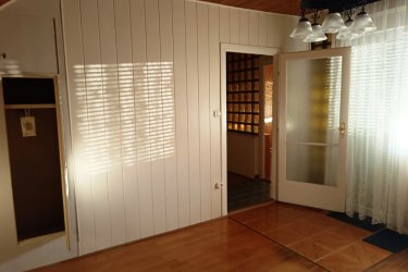 Eladó 105 m2-es, belső kétszintes társasházi Vácon a Cházár András utcában.

ÁRZUHANÁS!

Eladásra kínálok Vác történelmi belvárosában a Cházár András utcában, II. emeleti 105 m²- s, belső kétszintes társasházi téglaépítésű lakást, saját tárolóval, garázzsal és panorámás tetőterasszal!

A 4 lakásos társasházat 1982-ben építették, a külső falazata 15 cm-es hőszigetelést kapott.
A lépcsőház ablakai műanyag nyílászárók, háromrétegű üvegezéssel biztosítják a megfelelő hő és hangszigetelést és a természetes fényt.
A lépcsőház, tiszta rendezett, konszolidált lakóközösség jellemzi.
Az ingatlanban minden közmű megtalálható.
A lakás belső kétszintes kialakítású, a tetőterében (7. 3 m2) terasz lett kialakítva.

A társasházi lakás a korának megfelelő műszaki állapotú.

Az ingatlan alsó szintje a II. emeleten található, ahol előszoba beépített szekrénnyel, külön nyíló délnyugati tájolású nagy tágas (26. 44 m2) parkettás nappali klímával, külön álló (7. 71 m2) konyha, kádas fürdőszoba bojlerrel, külön WC helyiség és külön nyíló (8. 49 m2) parkettázott világos hálószoba található.

Felső szintre (tetőtér) acélcsővázas tölgyfalépcsős fokokkal ellátott csigalépcsőn jutunk fel, ahol lépcsőtér 2. 68 m2), közlekedő (3. 21 m2), tusolós fürdő WC (4. 13 m2), külön nyíló parkettázott 2 szoba (15. 11 m2 és 10 m2) valamint panorámás terasz (12 m2) lett kialakítva.
A teraszról remek kilátás van a városra és a belső udvarra.
A lakás fűtését valamint a meleg vizet kombi gázcirkó biztosítja.
A nyári túlmelegedés elleni védelem klíma berendezésekkel biztosított.

Közös költség: 14. 180.- Ft

A társasház utcai bejárata mellett, Hörmann motoros kapuval felszerelt, utcafrontról megközelíthető garázs árammal ellátott, a lépcsőházból nyíló (0. 74 m2) tároló helyiség található.
A társasházi lakás egy helyrajzi számon van és a tároló meg a garázs külön nem eladható.
A társasház alapító okiratban egyértelműen látható a tulajdonosi hányadok.

Az ingatlan tehermentes, állami hitelek (Start Otthon 3 %, CSOK, Babaváró) felvehetők az ingatlanra.

Kiváló választás családoknak, otthonról dolgozóknak vagy mindazoknak, akik tágas, jó elosztású lakást keresnek Vác szívében, garázzsal és terasszal.
A környék nyugodt, családbarát, mégis minden kényelmi szolgáltatás könnyen elérhető. Pár perces sétán belül elérhető minden, ami a hétköznapi élethez szükséges, több élelmiszerbolt, zöldséges, hentes, pékség, bölcsőde, óvoda, általános iskola, orvosi rendelő, gyógyszertár, parkok, Duna part, buszmegálló és vasútállomás 5 perc sétával elérhető.

További információért vagy időpont-egyeztetésért keressen bizalommal!
Szívesen megmutatom ezt a szerethető, sok lehetőséget rejtő családi házat.

ÁRZUHANÁS!

A lakás ára a tárolóval és a garázzsal együtt: 106. 990. 000.- Ft

Tel: + 36705581160