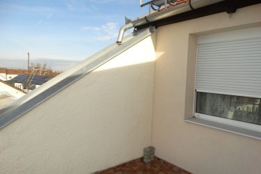 Eladó 105 m2-es, belső kétszintes társasházi Vácon a Cházár András utcában.

ÁRZUHANÁS!

Eladásra kínálok Vác történelmi belvárosában a Cházár András utcában, II. emeleti 105 m²- s, belső kétszintes társasházi téglaépítésű lakást, saját tárolóval, garázzsal és panorámás tetőterasszal!

A 4 lakásos társasházat 1982-ben építették, a külső falazata 15 cm-es hőszigetelést kapott.
A lépcsőház ablakai műanyag nyílászárók, háromrétegű üvegezéssel biztosítják a megfelelő hő és hangszigetelést és a természetes fényt.
A lépcsőház, tiszta rendezett, konszolidált lakóközösség jellemzi.
Az ingatlanban minden közmű megtalálható.
A lakás belső kétszintes kialakítású, a tetőterében (7. 3 m2) terasz lett kialakítva.

A társasházi lakás a korának megfelelő műszaki állapotú.

Az ingatlan alsó szintje a II. emeleten található, ahol előszoba beépített szekrénnyel, külön nyíló délnyugati tájolású nagy tágas (26. 44 m2) parkettás nappali klímával, külön álló (7. 71 m2) konyha, kádas fürdőszoba bojlerrel, külön WC helyiség és külön nyíló (8. 49 m2) parkettázott világos hálószoba található.

Felső szintre (tetőtér) acélcsővázas tölgyfalépcsős fokokkal ellátott csigalépcsőn jutunk fel, ahol lépcsőtér 2. 68 m2), közlekedő (3. 21 m2), tusolós fürdő WC (4. 13 m2), külön nyíló parkettázott 2 szoba (15. 11 m2 és 10 m2) valamint panorámás terasz (12 m2) lett kialakítva.
A teraszról remek kilátás van a városra és a belső udvarra.
A lakás fűtését valamint a meleg vizet kombi gázcirkó biztosítja.
A nyári túlmelegedés elleni védelem klíma berendezésekkel biztosított.

Közös költség: 14. 180.- Ft

A társasház utcai bejárata mellett, Hörmann motoros kapuval felszerelt, utcafrontról megközelíthető garázs árammal ellátott, a lépcsőházból nyíló (0. 74 m2) tároló helyiség található.
A társasházi lakás egy helyrajzi számon van és a tároló meg a garázs külön nem eladható.
A társasház alapító okiratban egyértelműen látható a tulajdonosi hányadok.

Az ingatlan tehermentes, állami hitelek (Start Otthon 3 %, CSOK, Babaváró) felvehetők az ingatlanra.

Kiváló választás családoknak, otthonról dolgozóknak vagy mindazoknak, akik tágas, jó elosztású lakást keresnek Vác szívében, garázzsal és terasszal.
A környék nyugodt, családbarát, mégis minden kényelmi szolgáltatás könnyen elérhető. Pár perces sétán belül elérhető minden, ami a hétköznapi élethez szükséges, több élelmiszerbolt, zöldséges, hentes, pékség, bölcsőde, óvoda, általános iskola, orvosi rendelő, gyógyszertár, parkok, Duna part, buszmegálló és vasútállomás 5 perc sétával elérhető.

További információért vagy időpont-egyeztetésért keressen bizalommal!
Szívesen megmutatom ezt a szerethető, sok lehetőséget rejtő családi házat.

ÁRZUHANÁS!

A lakás ára a tárolóval és a garázzsal együtt: 106. 990. 000.- Ft

Tel: + 36705581160