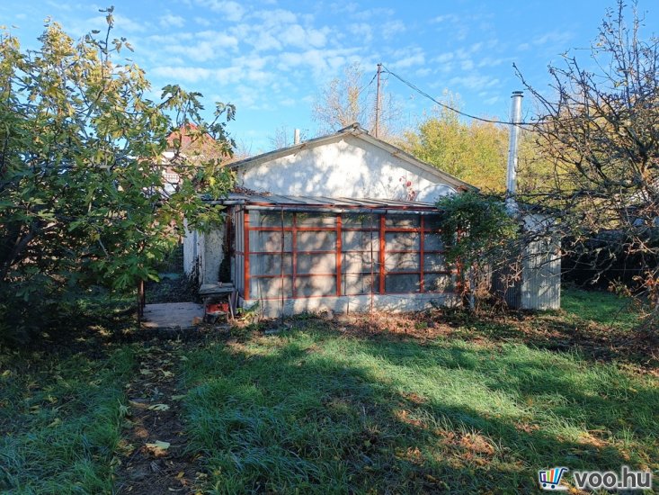 Tóparthoz közeli lakóház Délegyházán – 80 méterre a víztől!   Tóparthoz közeli lakóház Délegyházán – 80 méterre a víztől!
Délegyháza egyik kedvelt, csendes utcájában – a Fagyöngy utcában – eladásra kínálok egy 336 m²- s telken álló, 50 m²- s, másfél szobás családi házat, mindössze 80 méterre a horgásztótól.
Az ingatlan belterületi, kivett lakóház és udvar besorolású, per- és tehermentes, egyetlen tulajdonostól.
A ház a ’70-es évek végén téglából épült, jelenleg felújítandó állapotban van, így új tulajdonosa saját igényei szerint formálhatja.
Közművek: víz, villany, gáz, csatorna rendelkezésre állnak.
Az udvarban 3 autó számára is kényelmes parkolási lehetőség adott.
A belső tér elrendezése:
• üvegezett veranda,
• nappali (14 m²),
• hálószoba (6 m²),
• kádas fürdőszoba (4 m²),
• étkező (5 m²),
• konyha (10 m²),
• kazánház (3 m²) és tároló (2,5 m²).
A természet szerelmeseinek ideális választás — a háztól pár lépésre nagy kiterjedésű horgásztó, a közelben pedig a Kiskunsági Nemzeti Park, az Ócsai Tájvédelmi Körzet és a Ráckevei-Duna található.
Tökéletes otthon vagy nyaraló azoknak, akik a nyugalmat, a vízpart közelségét és a természetet keresik.
A környék igazi természeti kincs: tizenkét kavicsbánya-tó, a Kiskunsági Nemzeti Park és a Ráckevei-Duna közelsége varázslatos hangulatot teremt.
Ha egy helyet keresel, ahol lelassulhat az idő, ez az ingatlan tökéletes kiindulópont lehet álmaid otthonához.
Ár: 35. 000. 000 Ft
További szolgáltatások:
– Ingatlaneladásban segítség
– Energetikai tanúsítvány 72 órán belül
– Ingyenes hitelügyintézés
– Jogi háttér és földhivatali ügyintézés
– Országos adatbázisból e-mailes ajánlatküldés
Tel: +36705581160