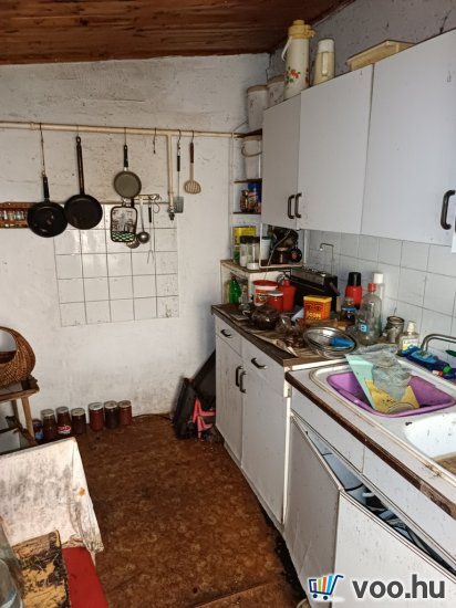 Tóparthoz közeli lakóház Délegyházán – 80 méterre a víztől!   Tóparthoz közeli lakóház Délegyházán – 80 méterre a víztől!
Délegyháza egyik kedvelt, csendes utcájában – a Fagyöngy utcában – eladásra kínálok egy 336 m²- s telken álló, 50 m²- s, másfél szobás családi házat, mindössze 80 méterre a horgásztótól.
Az ingatlan belterületi, kivett lakóház és udvar besorolású, per- és tehermentes, egyetlen tulajdonostól.
A ház a ’70-es évek végén téglából épült, jelenleg felújítandó állapotban van, így új tulajdonosa saját igényei szerint formálhatja.
Közművek: víz, villany, gáz, csatorna rendelkezésre állnak.
Az udvarban 3 autó számára is kényelmes parkolási lehetőség adott.
A belső tér elrendezése:
• üvegezett veranda,
• nappali (14 m²),
• hálószoba (6 m²),
• kádas fürdőszoba (4 m²),
• étkező (5 m²),
• konyha (10 m²),
• kazánház (3 m²) és tároló (2,5 m²).
A természet szerelmeseinek ideális választás — a háztól pár lépésre nagy kiterjedésű horgásztó, a közelben pedig a Kiskunsági Nemzeti Park, az Ócsai Tájvédelmi Körzet és a Ráckevei-Duna található.
Tökéletes otthon vagy nyaraló azoknak, akik a nyugalmat, a vízpart közelségét és a természetet keresik.
A környék igazi természeti kincs: tizenkét kavicsbánya-tó, a Kiskunsági Nemzeti Park és a Ráckevei-Duna közelsége varázslatos hangulatot teremt.
Ha egy helyet keresel, ahol lelassulhat az idő, ez az ingatlan tökéletes kiindulópont lehet álmaid otthonához.
Ár: 35. 000. 000 Ft
További szolgáltatások:
– Ingatlaneladásban segítség
– Energetikai tanúsítvány 72 órán belül
– Ingyenes hitelügyintézés
– Jogi háttér és földhivatali ügyintézés
– Országos adatbázisból e-mailes ajánlatküldés
Tel: +36705581160