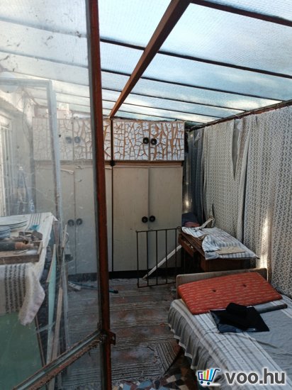 Tóparthoz közeli lakóház Délegyházán – 80 méterre a víztől!   Tóparthoz közeli lakóház Délegyházán – 80 méterre a víztől!
Délegyháza egyik kedvelt, csendes utcájában – a Fagyöngy utcában – eladásra kínálok egy 336 m²- s telken álló, 50 m²- s, másfél szobás családi házat, mindössze 80 méterre a horgásztótól.
Az ingatlan belterületi, kivett lakóház és udvar besorolású, per- és tehermentes, egyetlen tulajdonostól.
A ház a ’70-es évek végén téglából épült, jelenleg felújítandó állapotban van, így új tulajdonosa saját igényei szerint formálhatja.
Közművek: víz, villany, gáz, csatorna rendelkezésre állnak.
Az udvarban 3 autó számára is kényelmes parkolási lehetőség adott.
A belső tér elrendezése:
• üvegezett veranda,
• nappali (14 m²),
• hálószoba (6 m²),
• kádas fürdőszoba (4 m²),
• étkező (5 m²),
• konyha (10 m²),
• kazánház (3 m²) és tároló (2,5 m²).
A természet szerelmeseinek ideális választás — a háztól pár lépésre nagy kiterjedésű horgásztó, a közelben pedig a Kiskunsági Nemzeti Park, az Ócsai Tájvédelmi Körzet és a Ráckevei-Duna található.
Tökéletes otthon vagy nyaraló azoknak, akik a nyugalmat, a vízpart közelségét és a természetet keresik.
A környék igazi természeti kincs: tizenkét kavicsbánya-tó, a Kiskunsági Nemzeti Park és a Ráckevei-Duna közelsége varázslatos hangulatot teremt.
Ha egy helyet keresel, ahol lelassulhat az idő, ez az ingatlan tökéletes kiindulópont lehet álmaid otthonához.
Ár: 35. 000. 000 Ft
További szolgáltatások:
– Ingatlaneladásban segítség
– Energetikai tanúsítvány 72 órán belül
– Ingyenes hitelügyintézés
– Jogi háttér és földhivatali ügyintézés
– Országos adatbázisból e-mailes ajánlatküldés
Tel: +36705581160