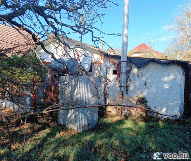 Tóparthoz közeli lakóház Délegyházán – 80 méterre a víztől!   Tóparthoz közeli lakóház Délegyházán – 80 méterre a víztől!
Délegyháza egyik kedvelt, csendes utcájában – a Fagyöngy utcában – eladásra kínálok egy 336 m²- s telken álló, 50 m²- s, másfél szobás családi házat, mindössze 80 méterre a horgásztótól.
Az ingatlan belterületi, kivett lakóház és udvar besorolású, per- és tehermentes, egyetlen tulajdonostól.
A ház a ’70-es évek végén téglából épült, jelenleg felújítandó állapotban van, így új tulajdonosa saját igényei szerint formálhatja.
Közművek: víz, villany, gáz, csatorna rendelkezésre állnak.
Az udvarban 3 autó számára is kényelmes parkolási lehetőség adott.
A belső tér elrendezése:
• üvegezett veranda,
• nappali (14 m²),
• hálószoba (6 m²),
• kádas fürdőszoba (4 m²),
• étkező (5 m²),
• konyha (10 m²),
• kazánház (3 m²) és tároló (2,5 m²).
A természet szerelmeseinek ideális választás — a háztól pár lépésre nagy kiterjedésű horgásztó, a közelben pedig a Kiskunsági Nemzeti Park, az Ócsai Tájvédelmi Körzet és a Ráckevei-Duna található.
Tökéletes otthon vagy nyaraló azoknak, akik a nyugalmat, a vízpart közelségét és a természetet keresik.
A környék igazi természeti kincs: tizenkét kavicsbánya-tó, a Kiskunsági Nemzeti Park és a Ráckevei-Duna közelsége varázslatos hangulatot teremt.
Ha egy helyet keresel, ahol lelassulhat az idő, ez az ingatlan tökéletes kiindulópont lehet álmaid otthonához.
Ár: 35. 000. 000 Ft
További szolgáltatások:
– Ingatlaneladásban segítség
– Energetikai tanúsítvány 72 órán belül
– Ingyenes hitelügyintézés
– Jogi háttér és földhivatali ügyintézés
– Országos adatbázisból e-mailes ajánlatküldés
Tel: +36705581160